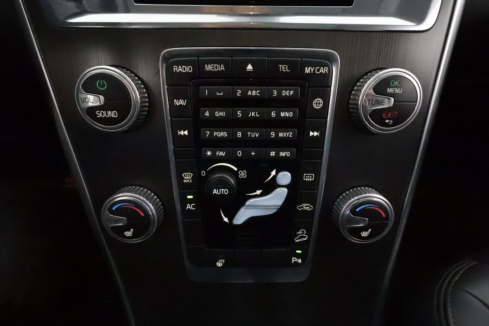 Volvo XC60 2015 D4 AWD Summum aut. **Vakkari / Webasto / Panorama / Muistipenkki / Mustat nahat** - Merkkihuollettu / Kahdet renkaat aluvanteilla / Penkinlämmittimet takana / Ratinlämmitin / Digimittaristo / KeylessGo / Navi