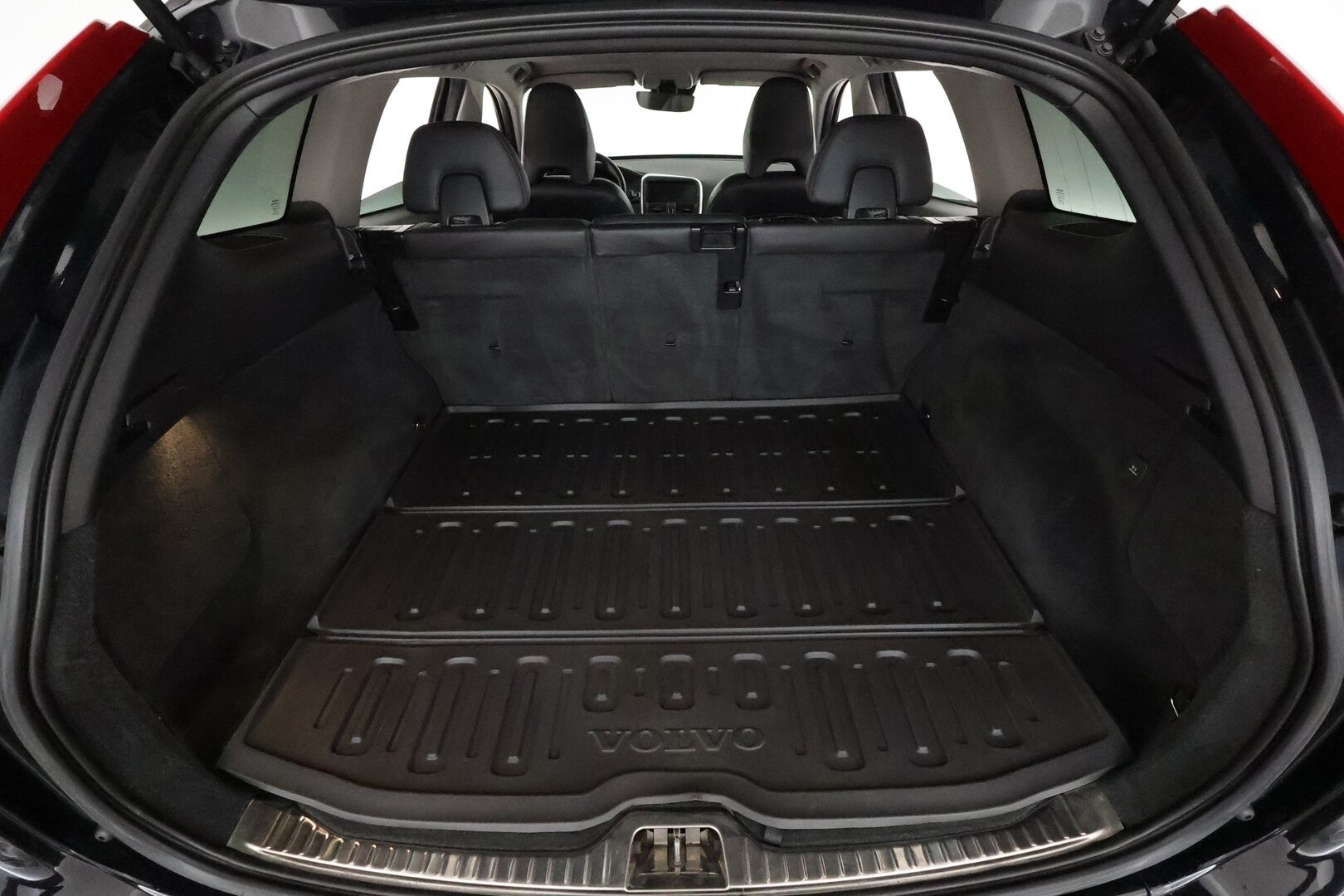 Volvo XC60 2015 D4 AWD Summum aut. **Vakkari / Webasto / Panorama / Muistipenkki / Mustat nahat** - Merkkihuollettu / Kahdet renkaat aluvanteilla / Penkinlämmittimet takana / Ratinlämmitin / Digimittaristo / KeylessGo / Navi