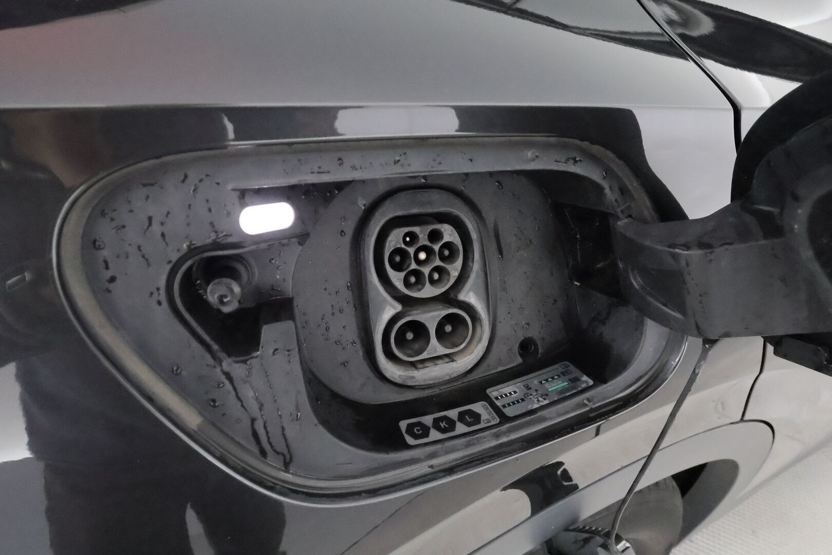 VOLKSWAGEN ID.4 2022 150kW Pro Performance 77kWh **Adapt.vakkari / Matrix LED / Lämpöpumppu / Navi / KeylessGo / Koukku** - Kahdet renkaat aluvanteilla / Merkkihuollettu / Ratin lämmitin / Tuulilasin lämmitin