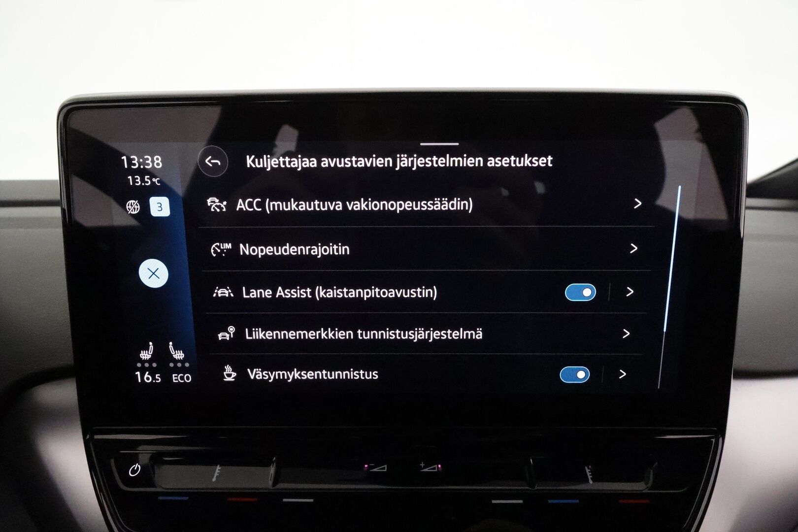 VOLKSWAGEN ID.4 2022 150kW Pro Performance 77kWh **Adapt.vakkari / Matrix LED / Lämpöpumppu / Navi / KeylessGo / Koukku** - Kahdet renkaat aluvanteilla / Merkkihuollettu / Ratin lämmitin / Tuulilasin lämmitin