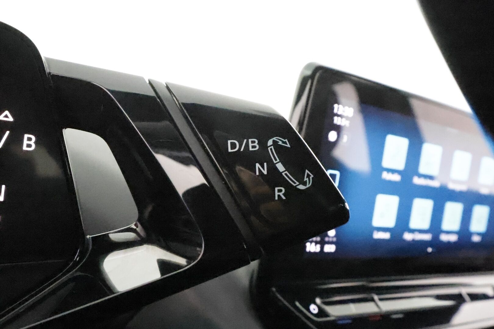 VOLKSWAGEN ID.4 2022 150kW Pro Performance 77kWh **Adapt.vakkari / Matrix LED / Lämpöpumppu / Navi / KeylessGo / Koukku** - Kahdet renkaat aluvanteilla / Merkkihuollettu / Ratin lämmitin / Tuulilasin lämmitin