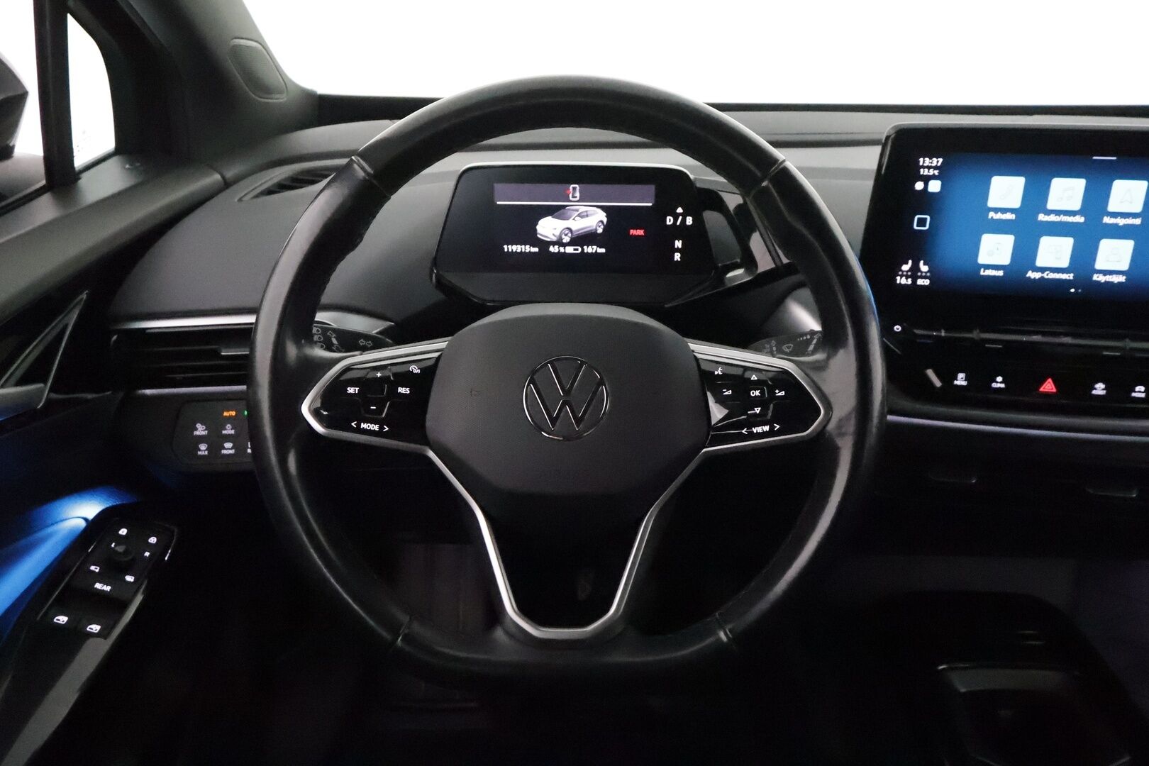 VOLKSWAGEN ID.4 2022 150kW Pro Performance 77kWh **Adapt.vakkari / Matrix LED / Lämpöpumppu / Navi / KeylessGo / Koukku** - Kahdet renkaat aluvanteilla / Merkkihuollettu / Ratin lämmitin / Tuulilasin lämmitin