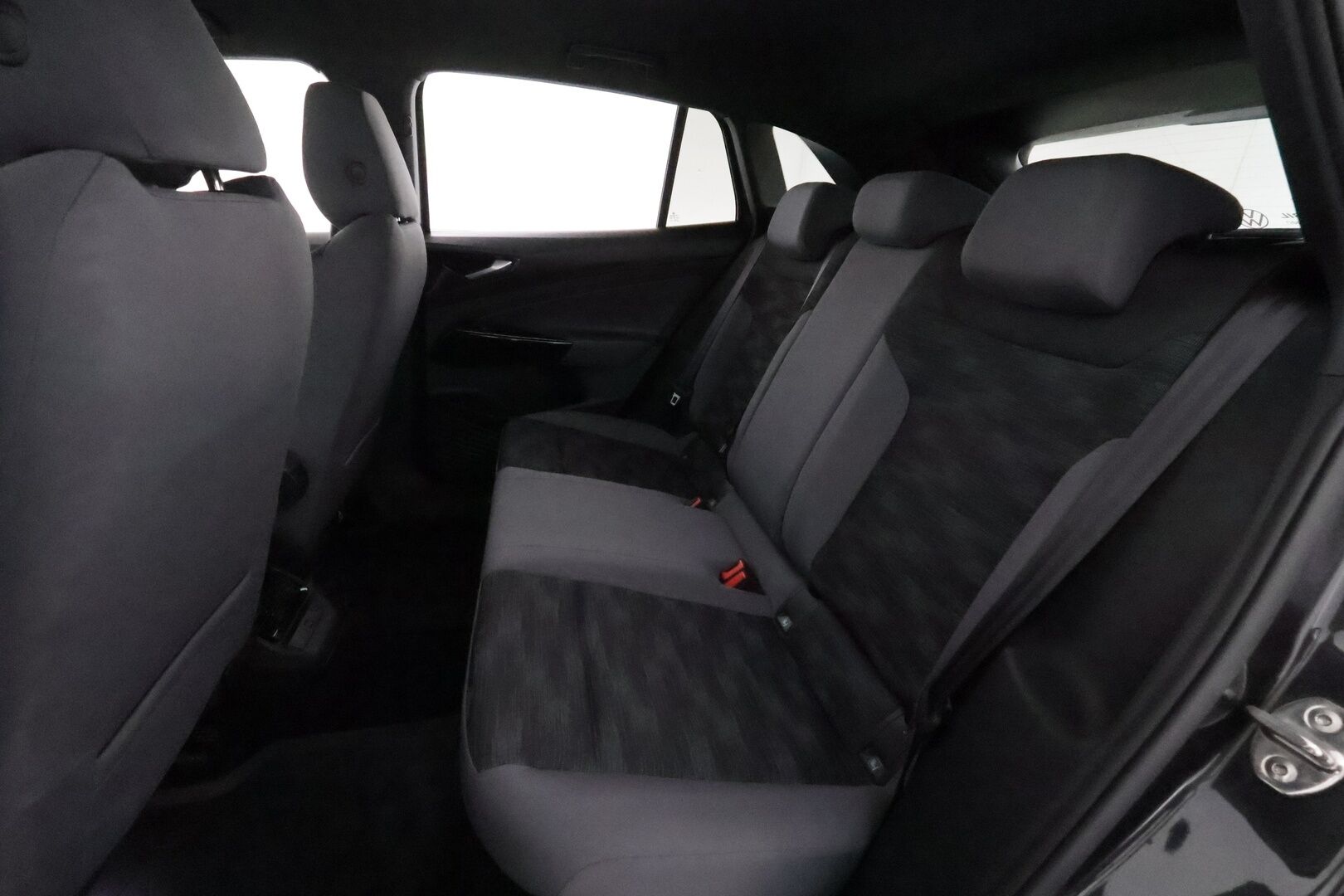 VOLKSWAGEN ID.4 2022 150kW Pro Performance 77kWh **Adapt.vakkari / Matrix LED / Lämpöpumppu / Navi / KeylessGo / Koukku** - Kahdet renkaat aluvanteilla / Merkkihuollettu / Ratin lämmitin / Tuulilasin lämmitin
