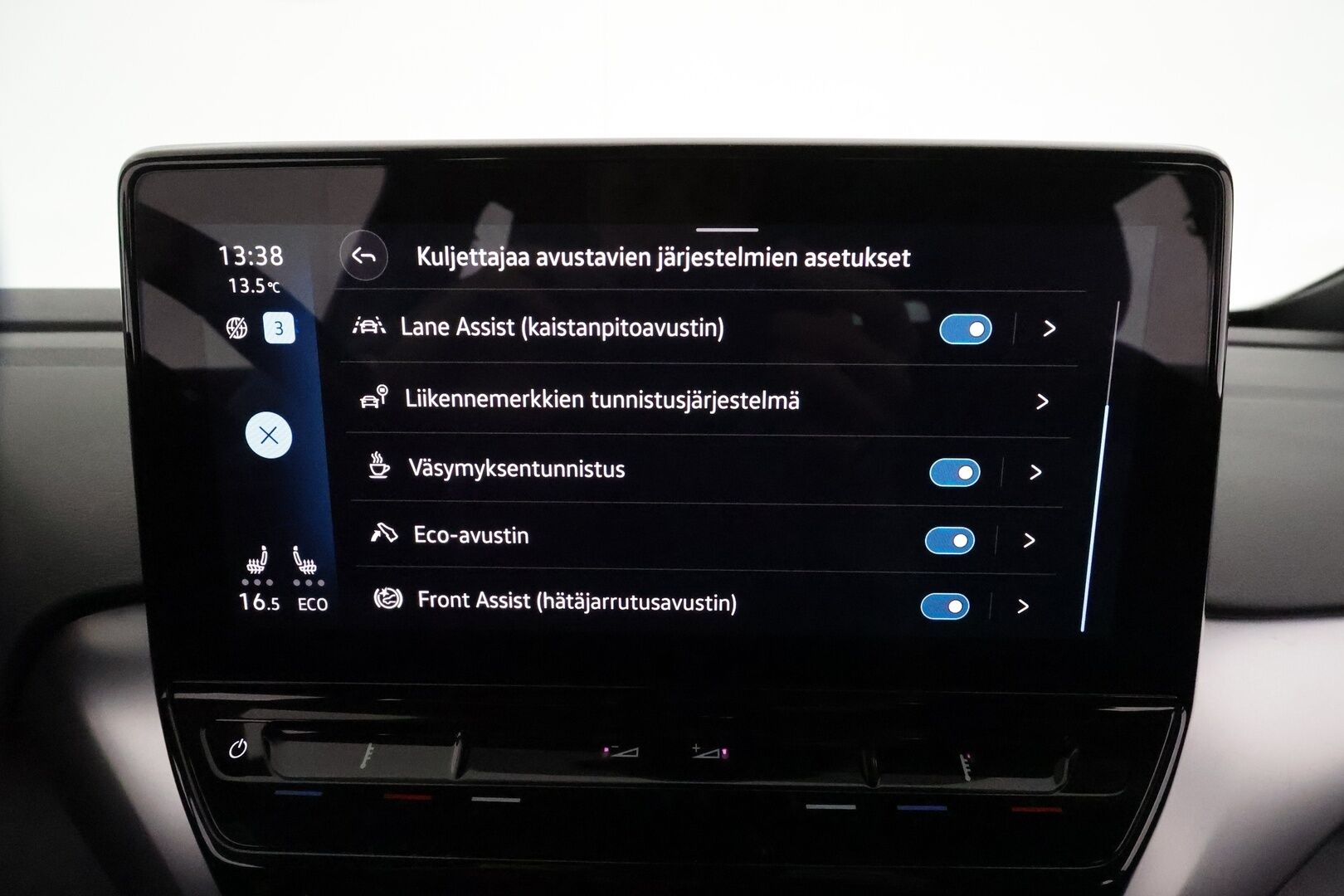 VOLKSWAGEN ID.4 2022 150kW Pro Performance 77kWh **Adapt.vakkari / Matrix LED / Lämpöpumppu / Navi / KeylessGo / Koukku** - Kahdet renkaat aluvanteilla / Merkkihuollettu / Ratin lämmitin / Tuulilasin lämmitin