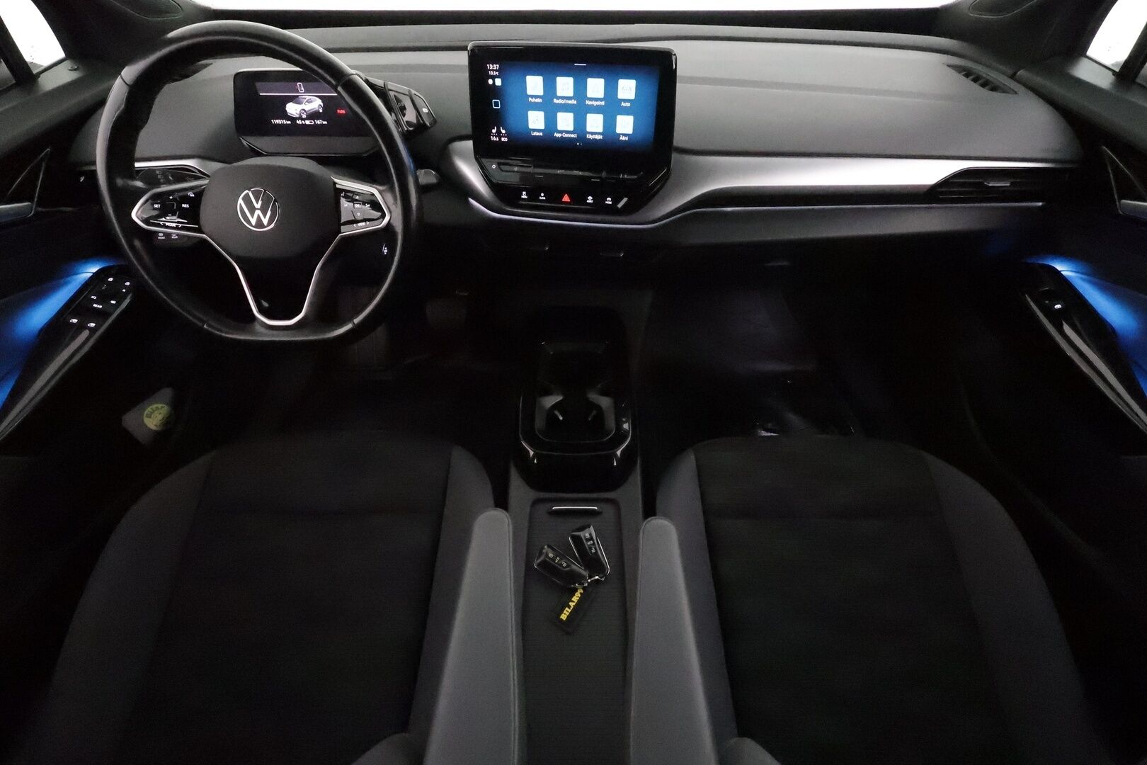 VOLKSWAGEN ID.4 2022 150kW Pro Performance 77kWh **Adapt.vakkari / Matrix LED / Lämpöpumppu / Navi / KeylessGo / Koukku** - Kahdet renkaat aluvanteilla / Merkkihuollettu / Ratin lämmitin / Tuulilasin lämmitin