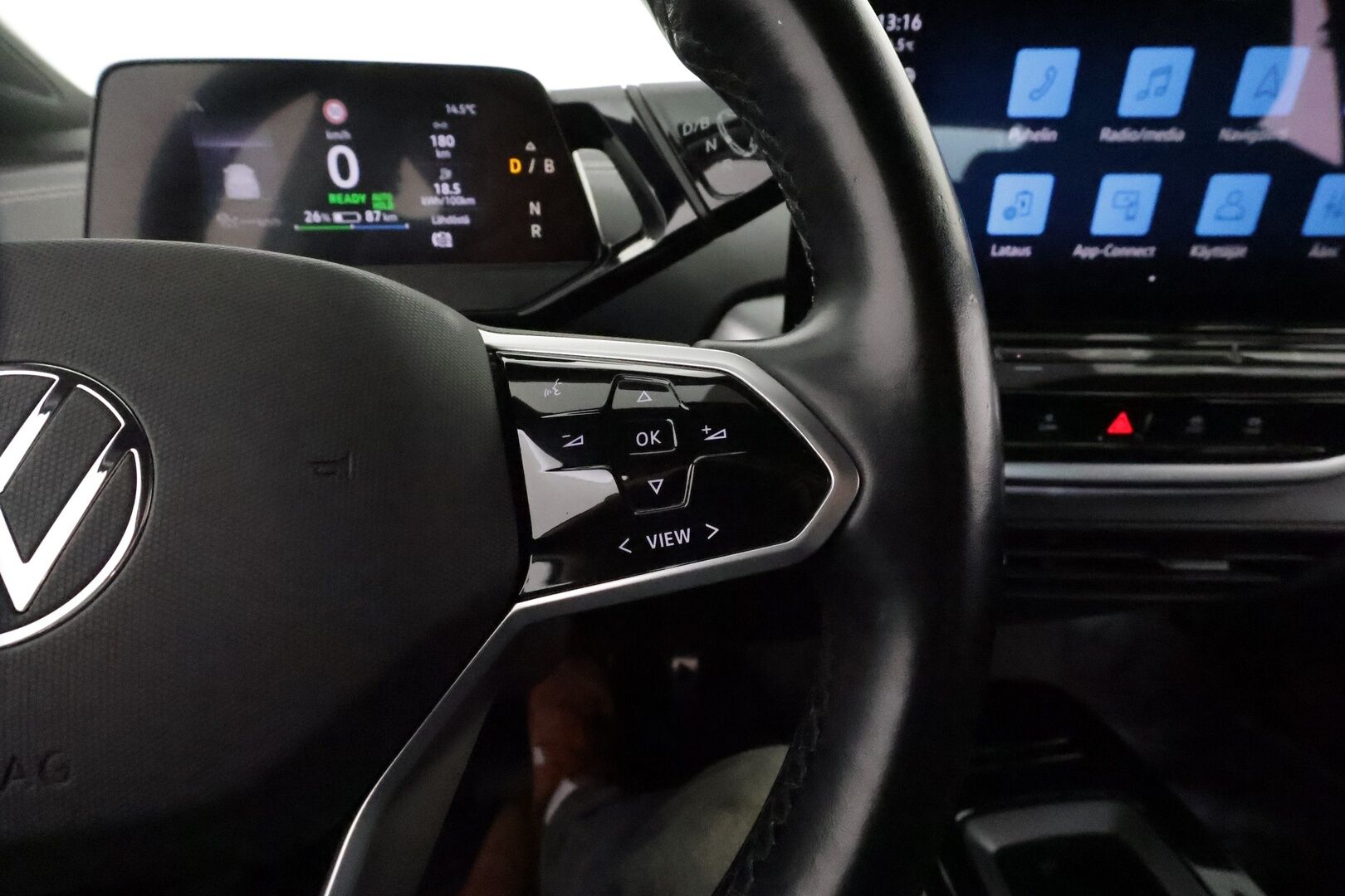 VOLKSWAGEN ID.5 2023 150Kw 82kWh Pro Performance **Adapt.vakkari / P.tutkat / Koukku / Digimittaristo / LED / Navi** - Merkkihuollettu / Kahdet renkaat aluvanteilla / Nahka-Alcantara / Lämpöpumppu / Ratin lämmitin / Tuulilasin lämmitin