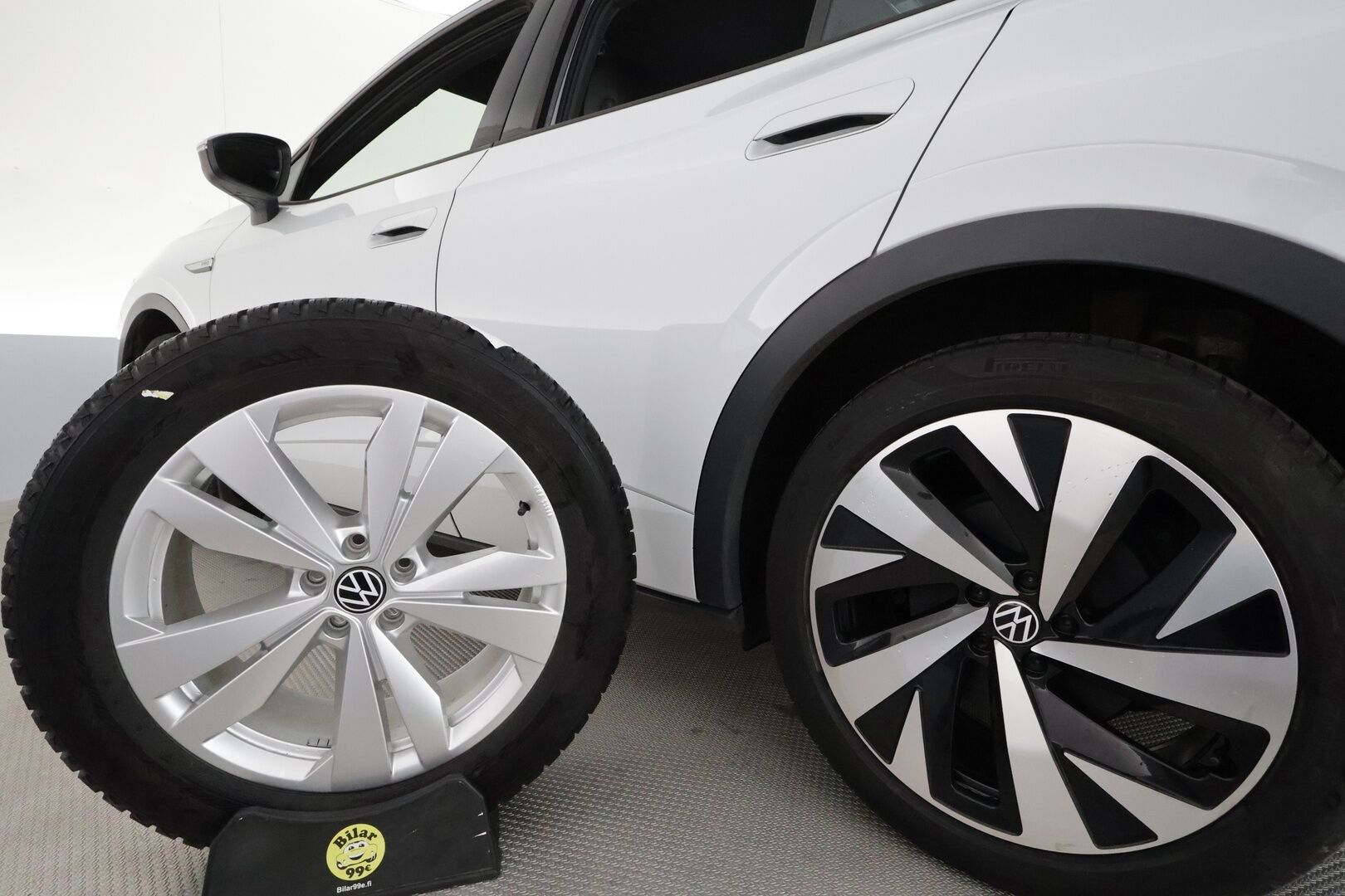 VOLKSWAGEN ID.5 2023 150Kw 82kWh Pro Performance **Adapt.vakkari / P.tutkat / Koukku / Digimittaristo / LED / Navi** - Merkkihuollettu / Kahdet renkaat aluvanteilla / Nahka-Alcantara / Lämpöpumppu / Ratin lämmitin / Tuulilasin lämmitin