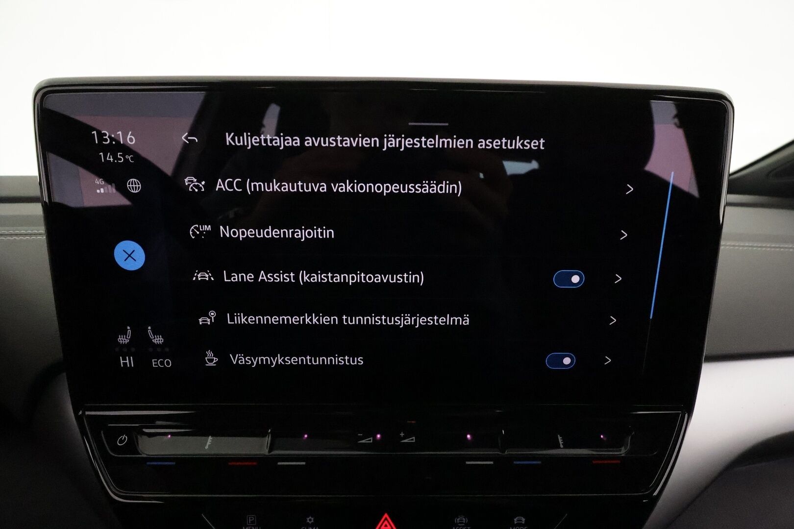 VOLKSWAGEN ID.5 2023 150Kw 82kWh Pro Performance **Adapt.vakkari / P.tutkat / Koukku / Digimittaristo / LED / Navi** - Merkkihuollettu / Kahdet renkaat aluvanteilla / Nahka-Alcantara / Lämpöpumppu / Ratin lämmitin / Tuulilasin lämmitin