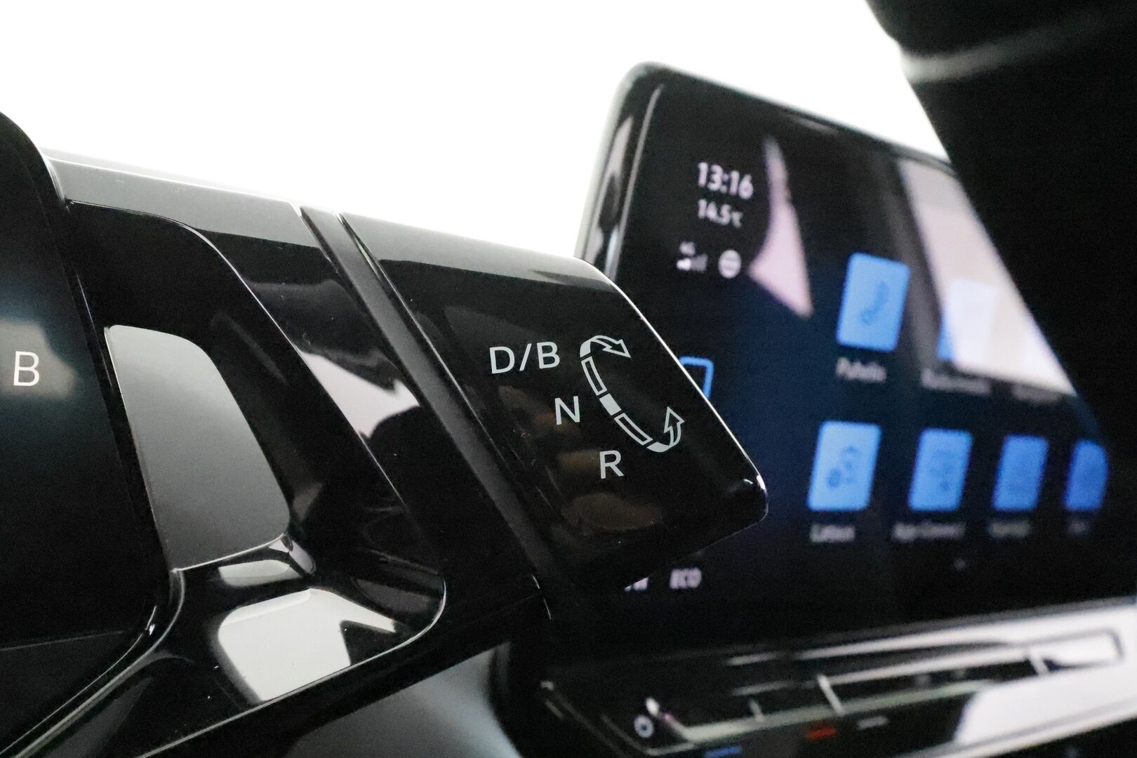 VOLKSWAGEN ID.5 2023 150Kw 82kWh Pro Performance **Adapt.vakkari / P.tutkat / Koukku / Digimittaristo / LED / Navi** - Merkkihuollettu / Kahdet renkaat aluvanteilla / Nahka-Alcantara / Lämpöpumppu / Ratin lämmitin / Tuulilasin lämmitin