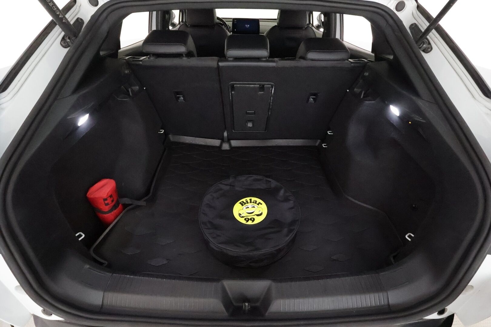 VOLKSWAGEN ID.5 2023 150Kw 82kWh Pro Performance **Adapt.vakkari / P.tutkat / Koukku / Digimittaristo / LED / Navi** - Merkkihuollettu / Kahdet renkaat aluvanteilla / Nahka-Alcantara / Lämpöpumppu / Ratin lämmitin / Tuulilasin lämmitin