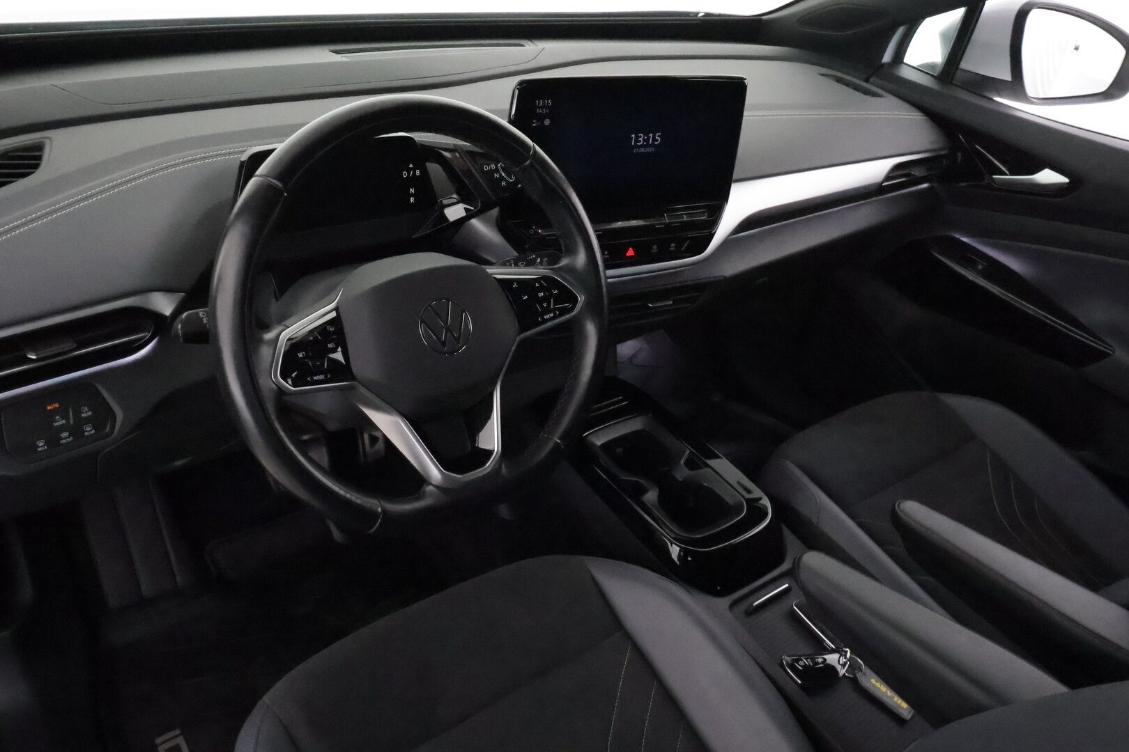VOLKSWAGEN ID.5 2023 150Kw 82kWh Pro Performance **Adapt.vakkari / P.tutkat / Koukku / Digimittaristo / LED / Navi** - Merkkihuollettu / Kahdet renkaat aluvanteilla / Nahka-Alcantara / Lämpöpumppu / Ratin lämmitin / Tuulilasin lämmitin
