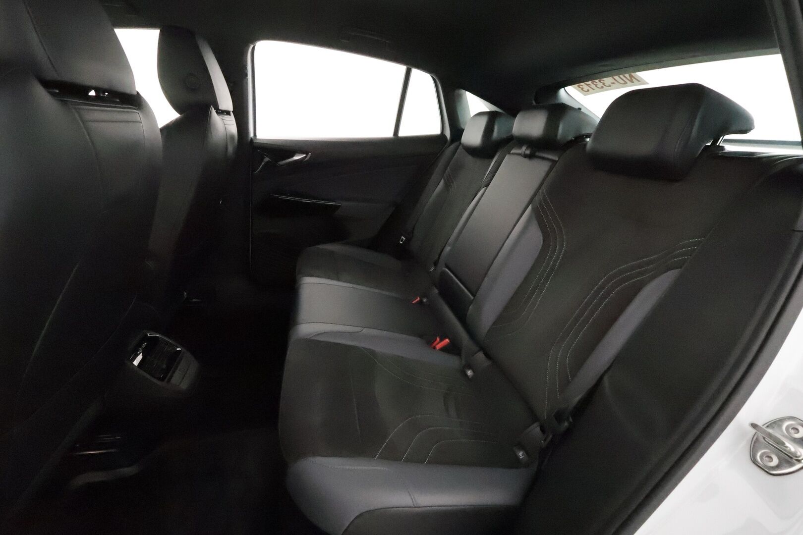 VOLKSWAGEN ID.5 2023 150Kw 82kWh Pro Performance **Adapt.vakkari / P.tutkat / Koukku / Digimittaristo / LED / Navi** - Merkkihuollettu / Kahdet renkaat aluvanteilla / Nahka-Alcantara / Lämpöpumppu / Ratin lämmitin / Tuulilasin lämmitin