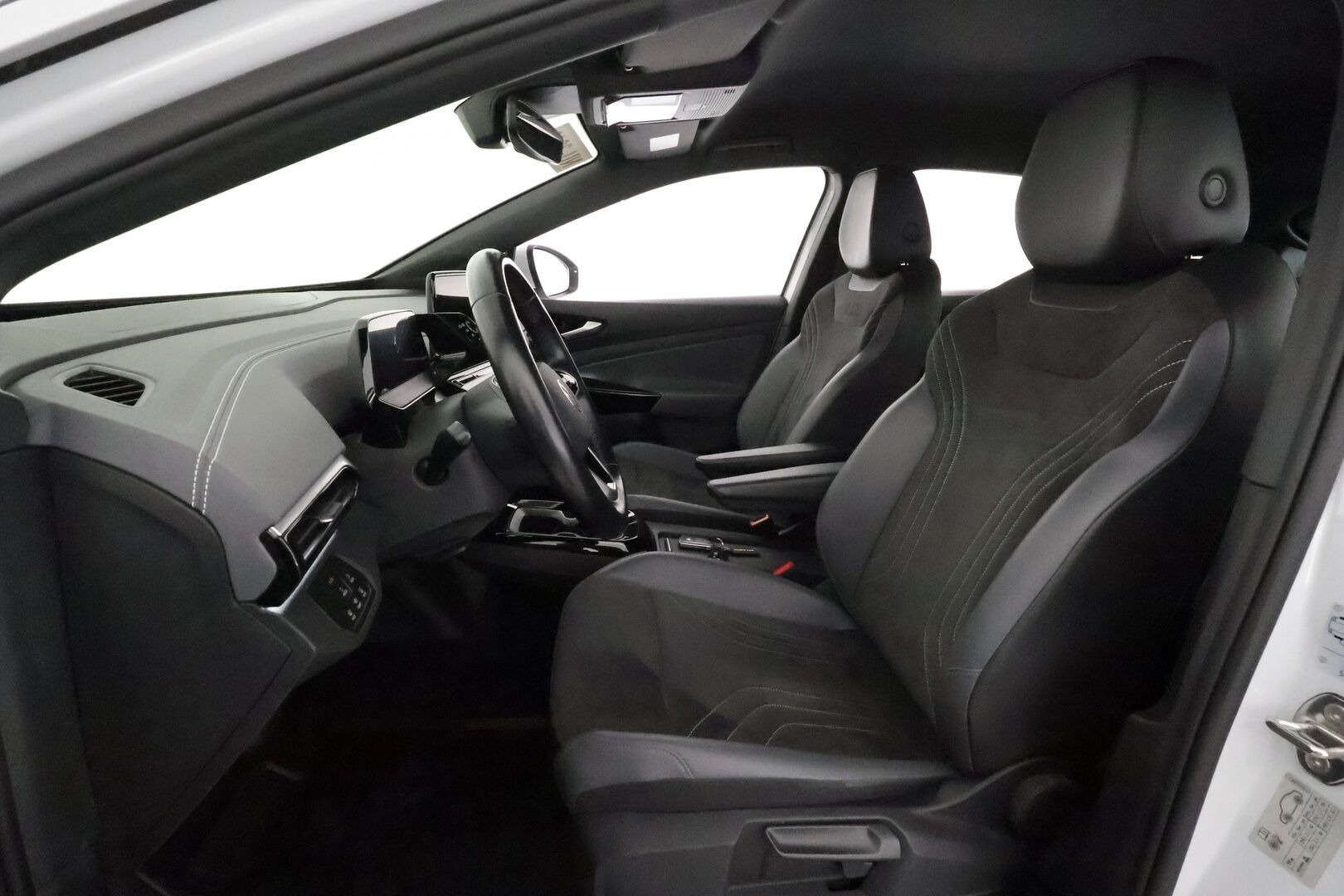 VOLKSWAGEN ID.5 2023 150Kw 82kWh Pro Performance **Adapt.vakkari / P.tutkat / Koukku / Digimittaristo / LED / Navi** - Merkkihuollettu / Kahdet renkaat aluvanteilla / Nahka-Alcantara / Lämpöpumppu / Ratin lämmitin / Tuulilasin lämmitin