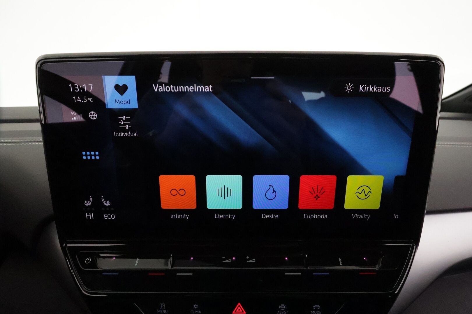 VOLKSWAGEN ID.5 2023 150Kw 82kWh Pro Performance **Adapt.vakkari / P.tutkat / Koukku / Digimittaristo / LED / Navi** - Merkkihuollettu / Kahdet renkaat aluvanteilla / Nahka-Alcantara / Lämpöpumppu / Ratin lämmitin / Tuulilasin lämmitin