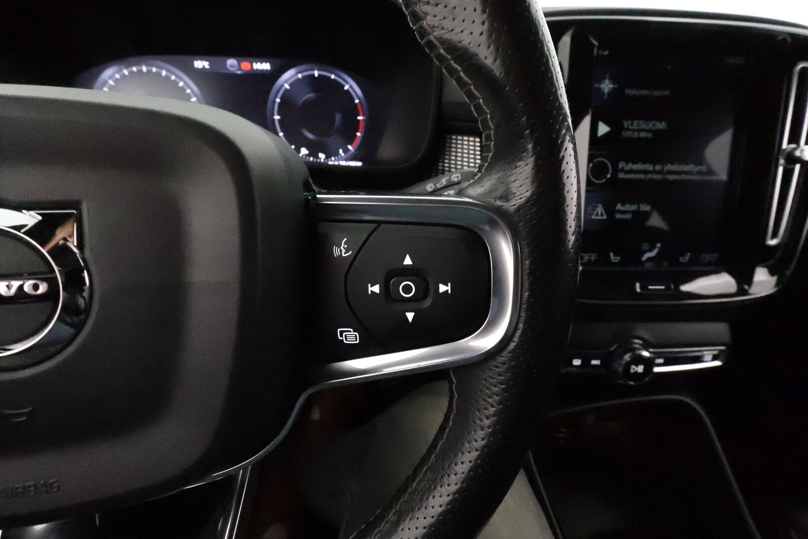 Volvo XC40 2019 D4 AWD Geartronic R-Design **Adapt.vakkari / P.kamera / Full LED / Koukku / Navi / Muistipenkki** - Webasto / Sähköpenkit / Mustat nahat / Digimittaristo / BLIS / Merkkihuollettu