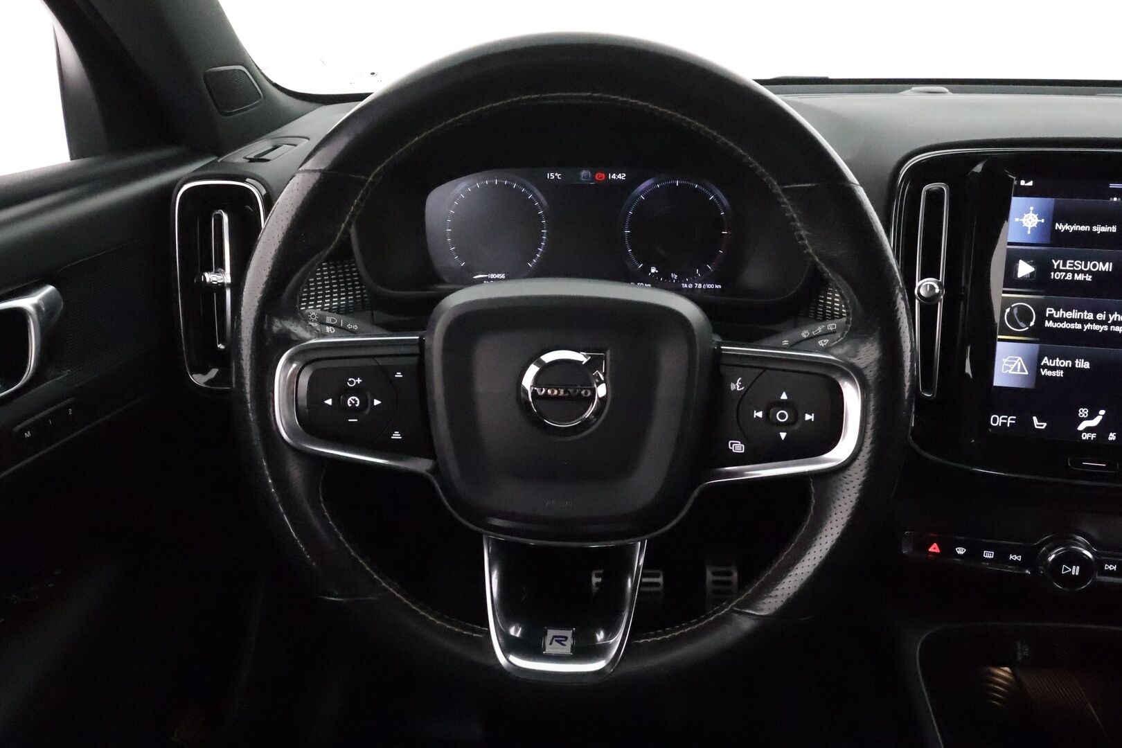 Volvo XC40 2019 D4 AWD Geartronic R-Design **Adapt.vakkari / P.kamera / Full LED / Koukku / Navi / Muistipenkki** - Webasto / Sähköpenkit / Mustat nahat / Digimittaristo / BLIS / Merkkihuollettu