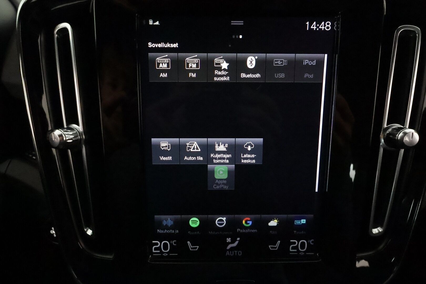 Volvo XC40 2019 D4 AWD Geartronic R-Design **Adapt.vakkari / P.kamera / Full LED / Koukku / Navi / Muistipenkki** - Webasto / Sähköpenkit / Mustat nahat / Digimittaristo / BLIS / Merkkihuollettu