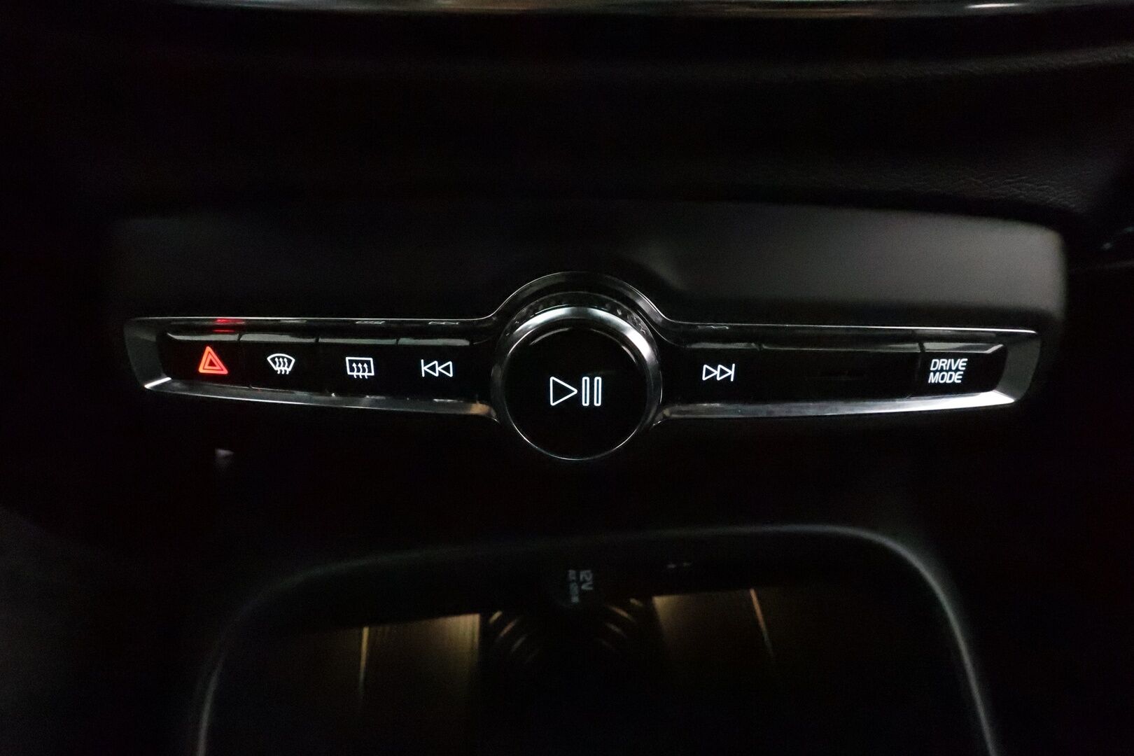Volvo XC40 2019 D4 AWD Geartronic R-Design **Adapt.vakkari / P.kamera / Full LED / Koukku / Navi / Muistipenkki** - Webasto / Sähköpenkit / Mustat nahat / Digimittaristo / BLIS / Merkkihuollettu