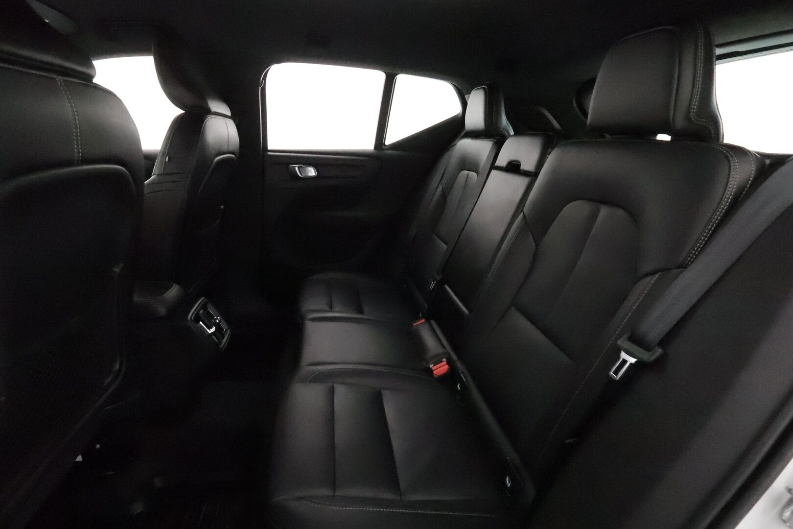 Volvo XC40 2019 D4 AWD Geartronic R-Design **Adapt.vakkari / P.kamera / Full LED / Koukku / Navi / Muistipenkki** - Webasto / Sähköpenkit / Mustat nahat / Digimittaristo / BLIS / Merkkihuollettu