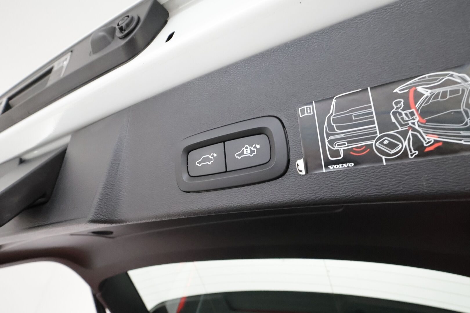 Volvo XC40 2019 D4 AWD Geartronic R-Design **Adapt.vakkari / P.kamera / Full LED / Koukku / Navi / Muistipenkki** - Webasto / Sähköpenkit / Mustat nahat / Digimittaristo / BLIS / Merkkihuollettu