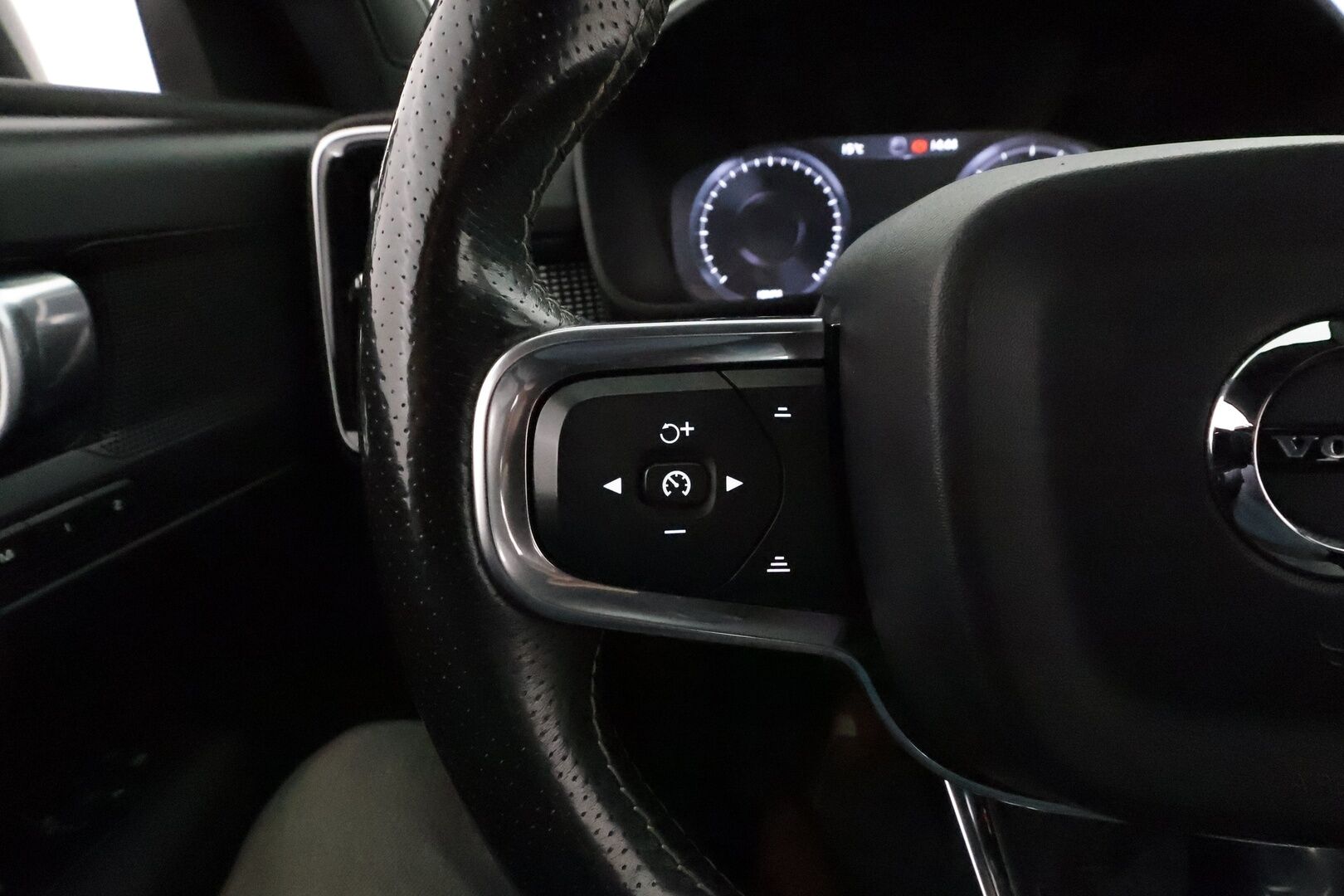 Volvo XC40 2019 D4 AWD Geartronic R-Design **Adapt.vakkari / P.kamera / Full LED / Koukku / Navi / Muistipenkki** - Webasto / Sähköpenkit / Mustat nahat / Digimittaristo / BLIS / Merkkihuollettu
