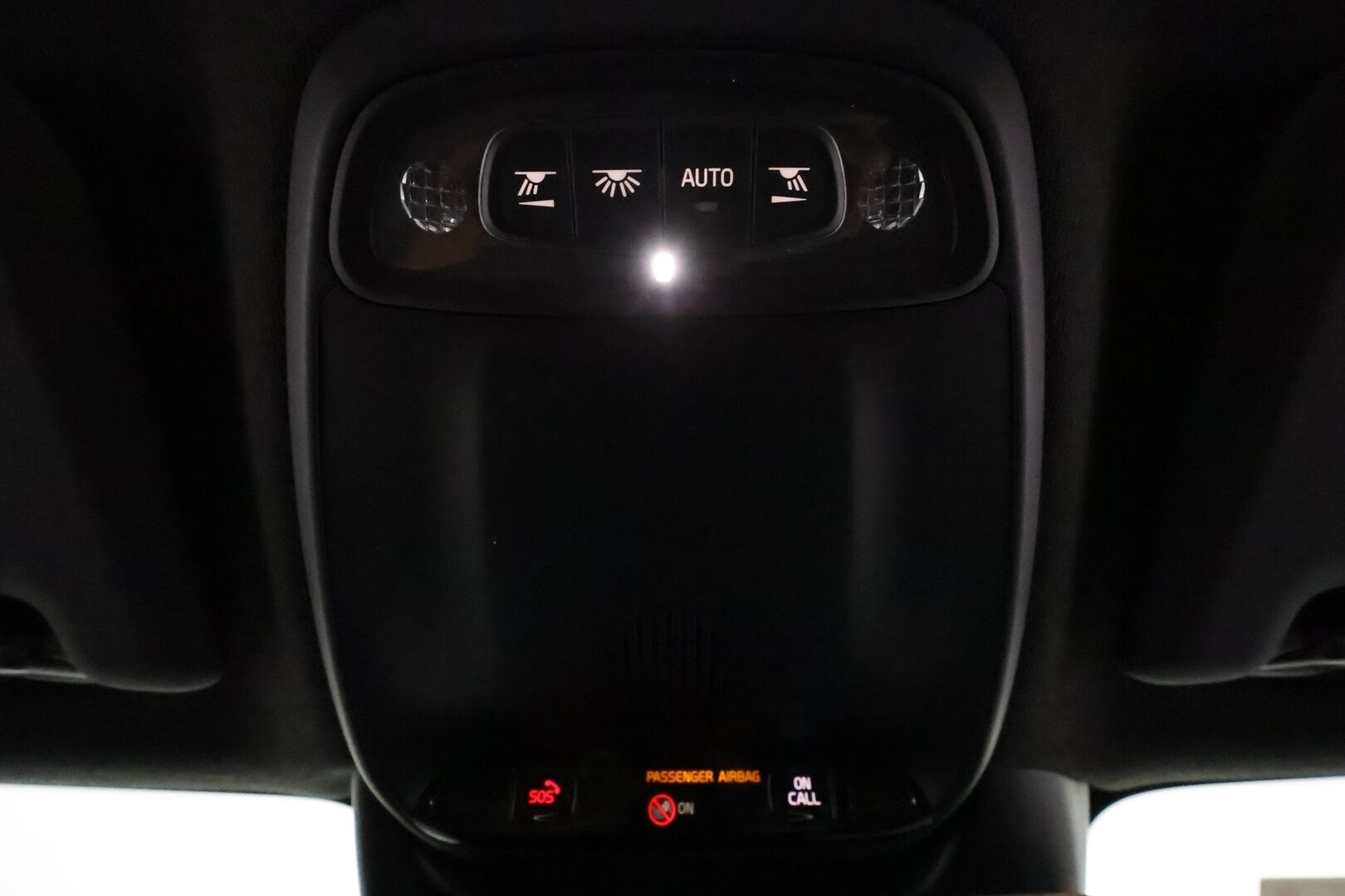 Volvo XC40 2019 D4 AWD Geartronic R-Design **Adapt.vakkari / P.kamera / Full LED / Koukku / Navi / Muistipenkki** - Webasto / Sähköpenkit / Mustat nahat / Digimittaristo / BLIS / Merkkihuollettu
