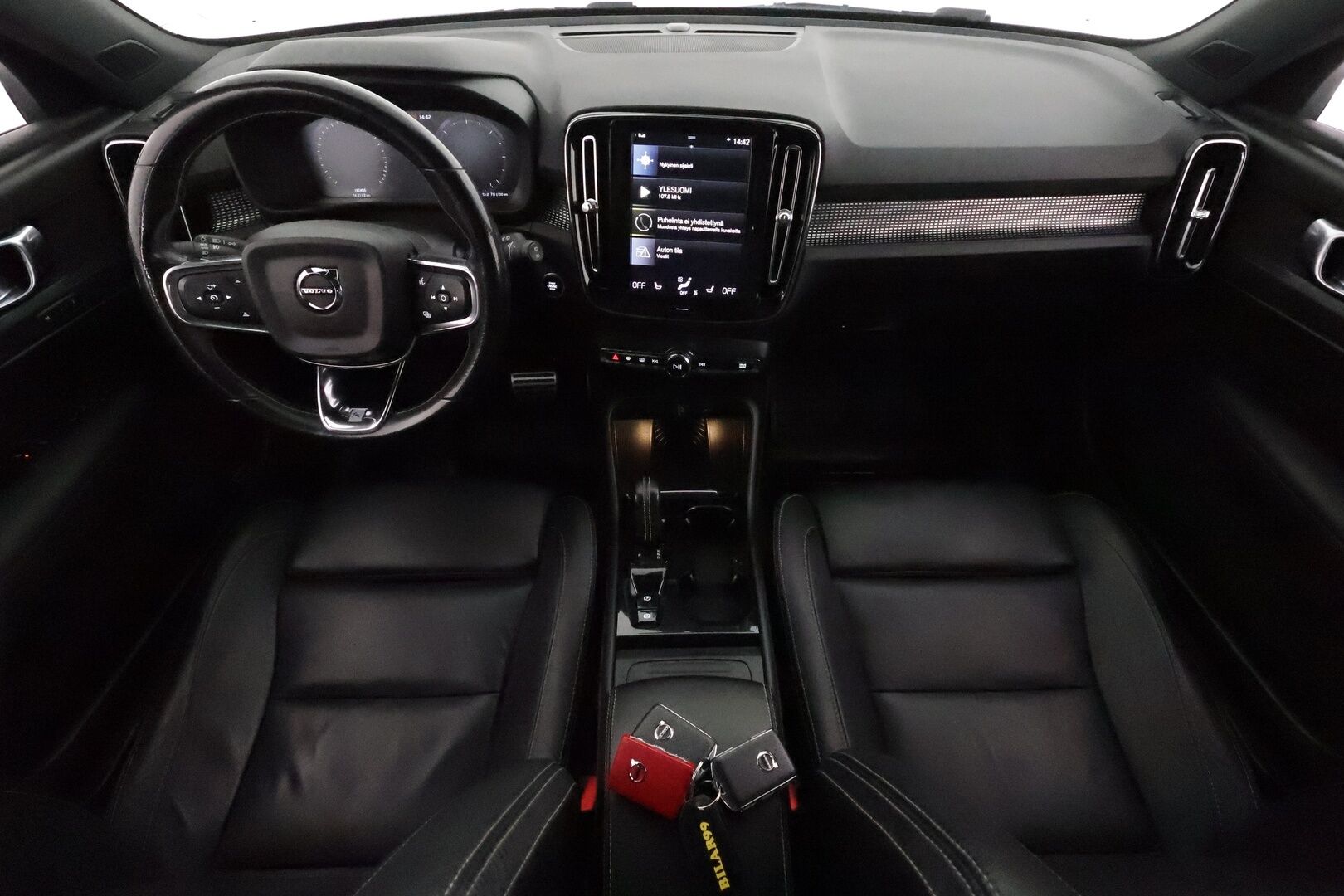 Volvo XC40 2019 D4 AWD Geartronic R-Design **Adapt.vakkari / P.kamera / Full LED / Koukku / Navi / Muistipenkki** - Webasto / Sähköpenkit / Mustat nahat / Digimittaristo / BLIS / Merkkihuollettu