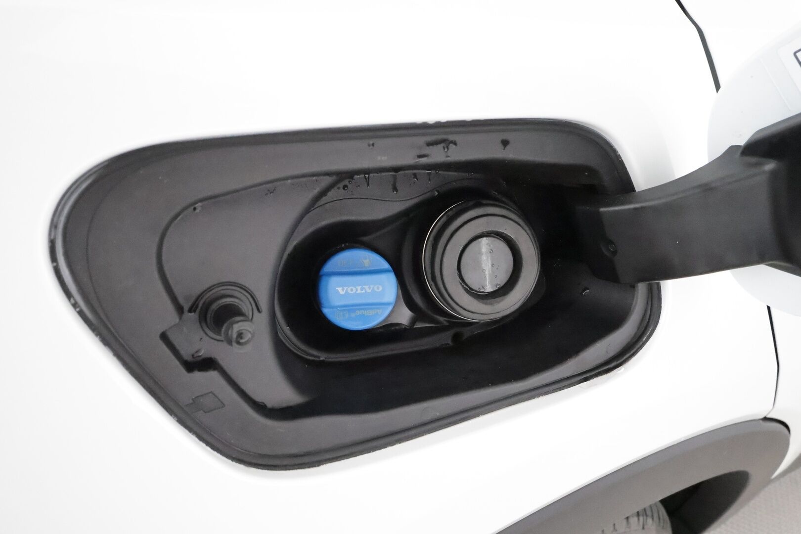Volvo XC40 2019 D4 AWD Geartronic R-Design **Adapt.vakkari / P.kamera / Full LED / Koukku / Navi / Muistipenkki** - Webasto / Sähköpenkit / Mustat nahat / Digimittaristo / BLIS / Merkkihuollettu