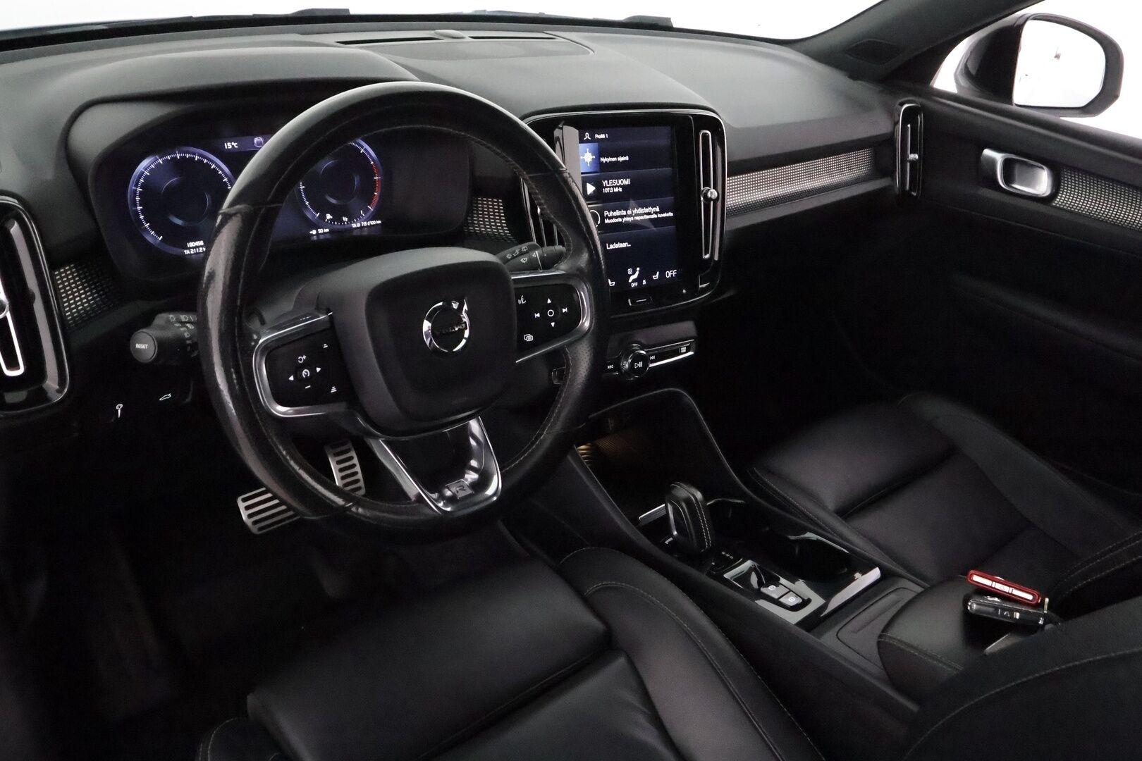 Volvo XC40 2019 D4 AWD Geartronic R-Design **Adapt.vakkari / P.kamera / Full LED / Koukku / Navi / Muistipenkki** - Webasto / Sähköpenkit / Mustat nahat / Digimittaristo / BLIS / Merkkihuollettu
