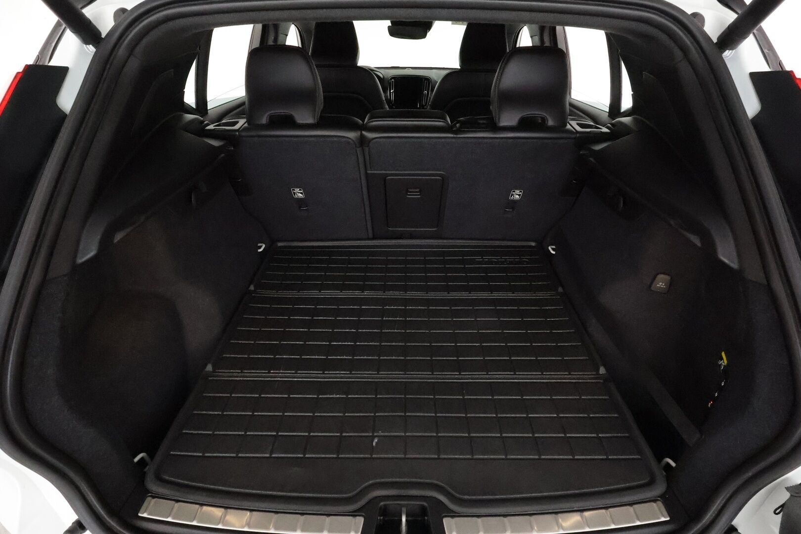 Volvo XC40 2019 D4 AWD Geartronic R-Design **Adapt.vakkari / P.kamera / Full LED / Koukku / Navi / Muistipenkki** - Webasto / Sähköpenkit / Mustat nahat / Digimittaristo / BLIS / Merkkihuollettu