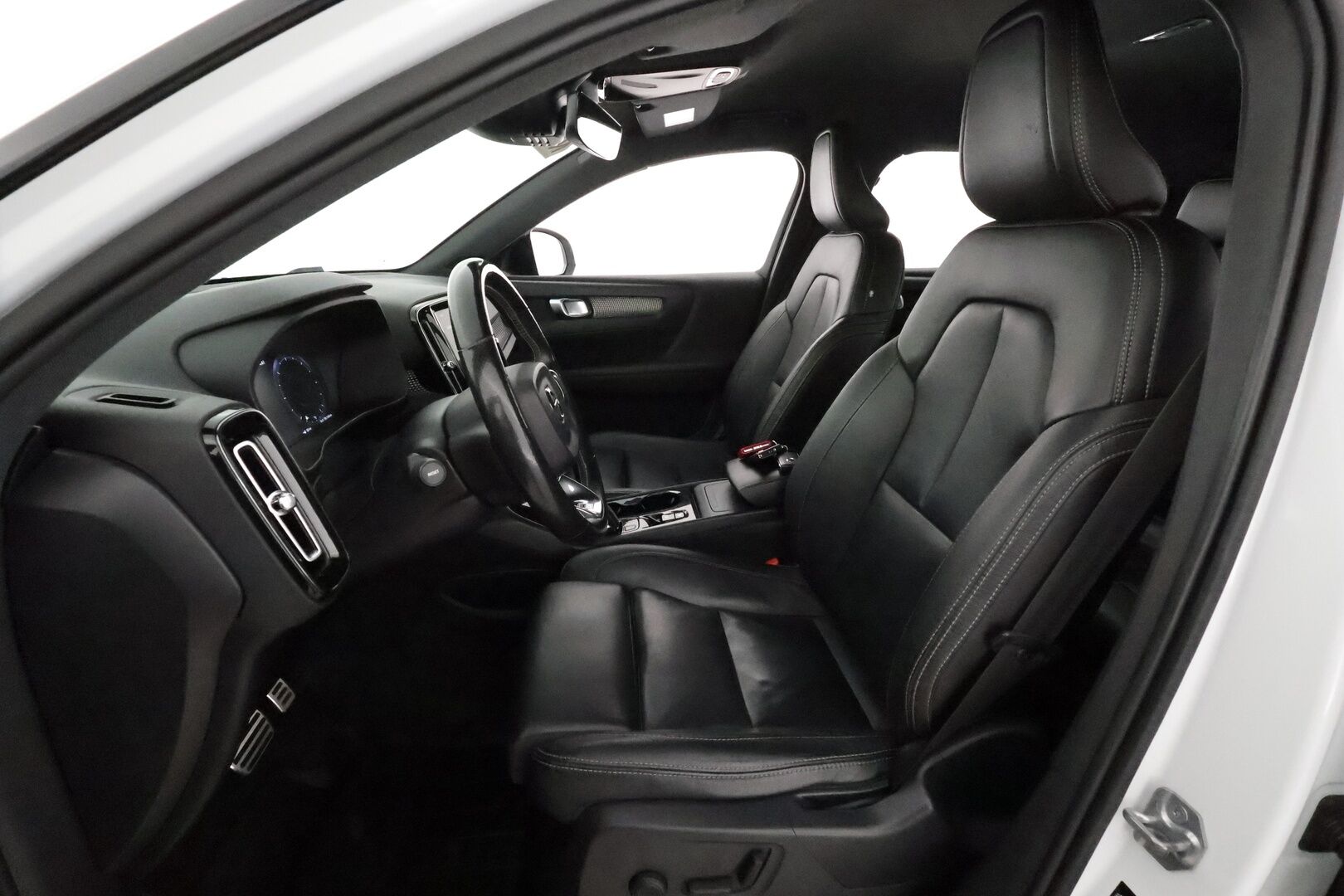 Volvo XC40 2019 D4 AWD Geartronic R-Design **Adapt.vakkari / P.kamera / Full LED / Koukku / Navi / Muistipenkki** - Webasto / Sähköpenkit / Mustat nahat / Digimittaristo / BLIS / Merkkihuollettu