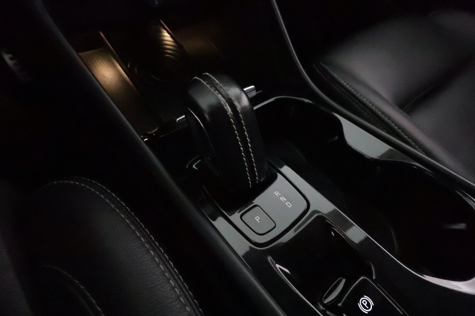 Volvo XC40 2019 D4 AWD Geartronic R-Design **Adapt.vakkari / P.kamera / Full LED / Koukku / Navi / Muistipenkki** - Webasto / Sähköpenkit / Mustat nahat / Digimittaristo / BLIS / Merkkihuollettu