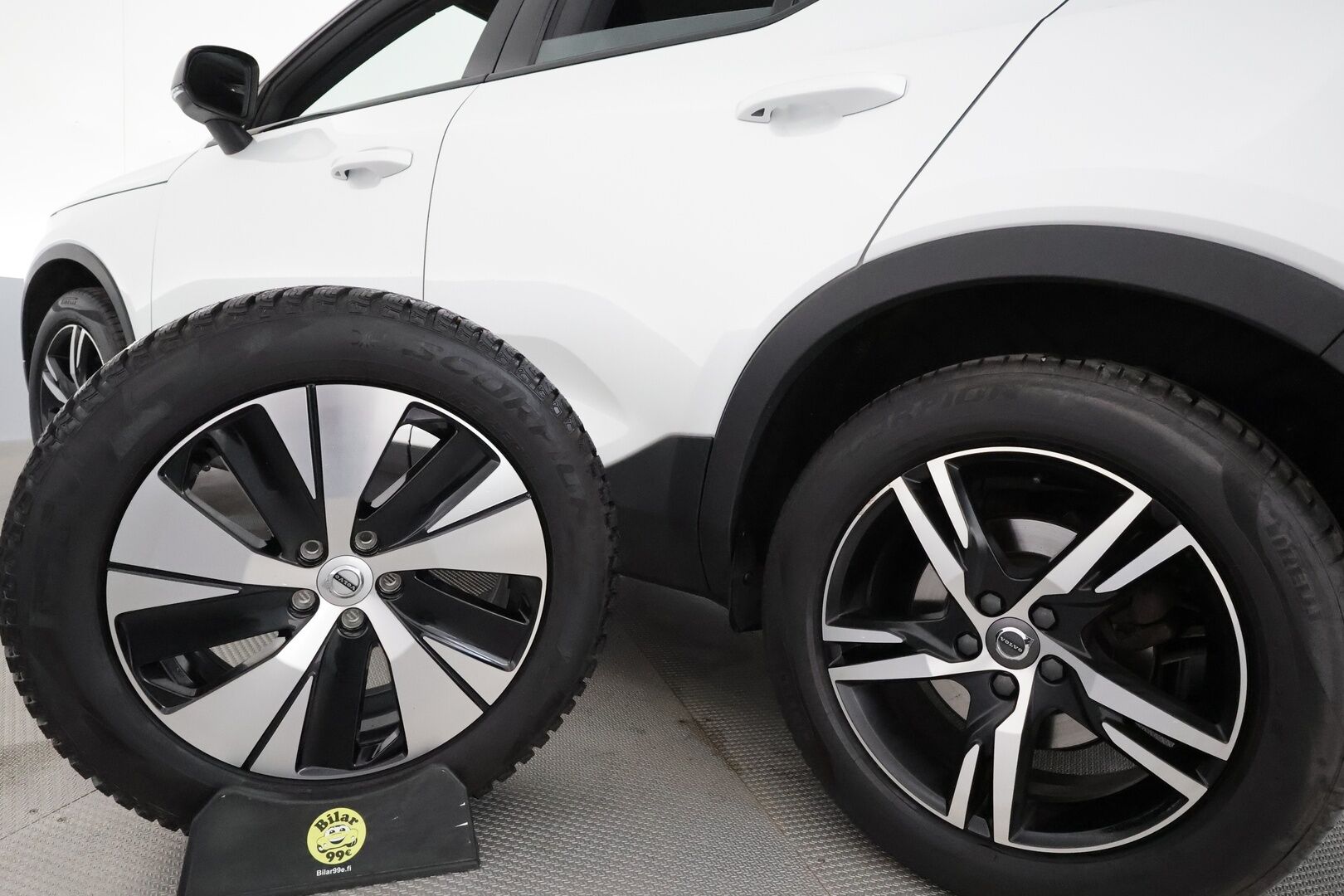 Volvo XC40 2019 D4 AWD Geartronic R-Design **Adapt.vakkari / P.kamera / Full LED / Koukku / Navi / Muistipenkki** - Webasto / Sähköpenkit / Mustat nahat / Digimittaristo / BLIS / Merkkihuollettu