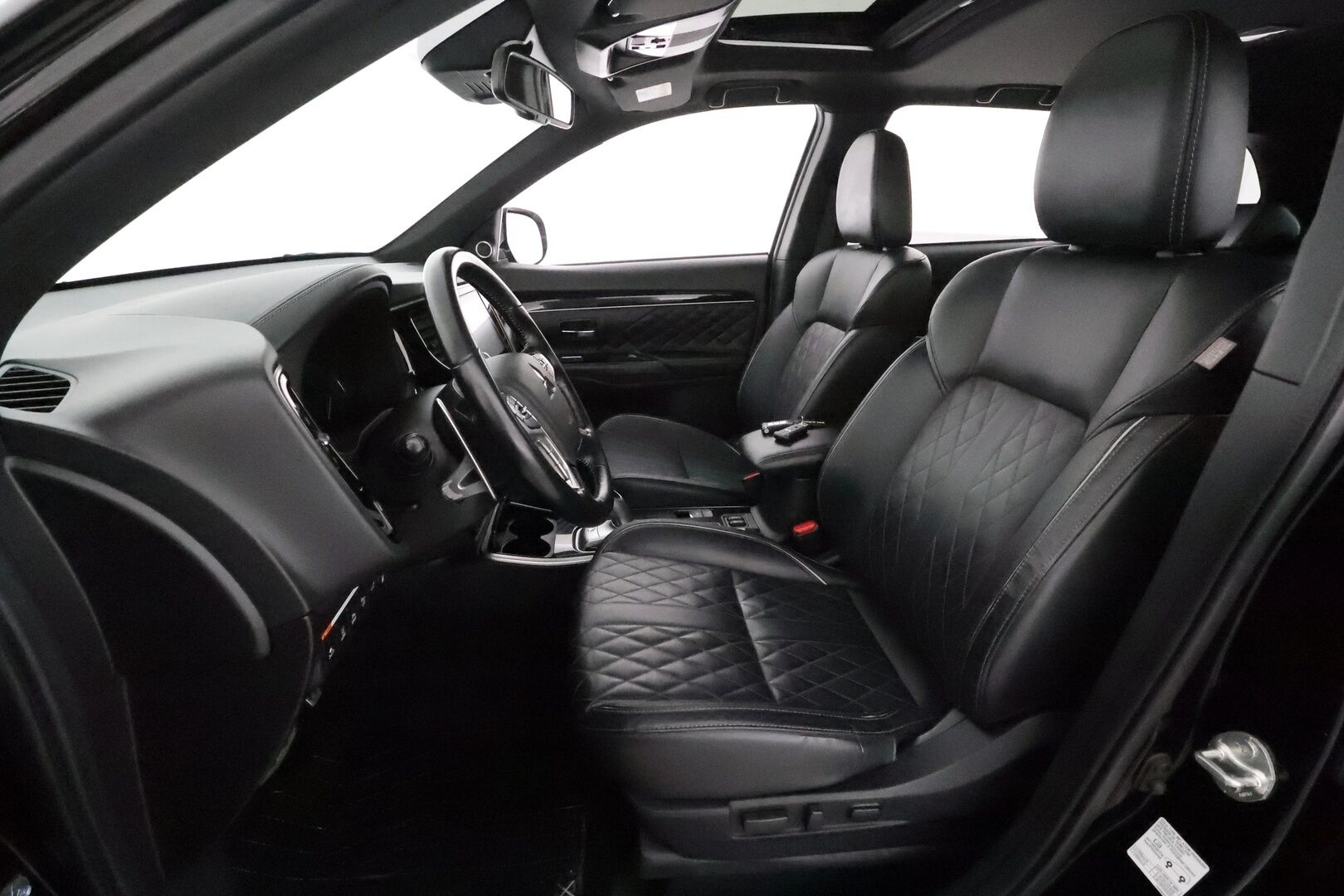 MITSUBISHI OUTLANDER PHEV 2020 S-Edition 4WD 5P **Adapt.vakkari / P.kamera / Kattoluukku / Sähköpenkki / Timanttinahat / LED / Navi** - Kahdet renkaat aluvanteilla / Ratin lämmitin / Tuulilasin lämmitin / KeylessGo