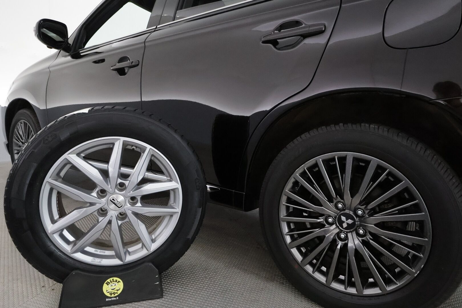 MITSUBISHI OUTLANDER PHEV 2020 S-Edition 4WD 5P **Adapt.vakkari / P.kamera / Kattoluukku / Sähköpenkki / Timanttinahat / LED / Navi** - Kahdet renkaat aluvanteilla / Ratin lämmitin / Tuulilasin lämmitin / KeylessGo