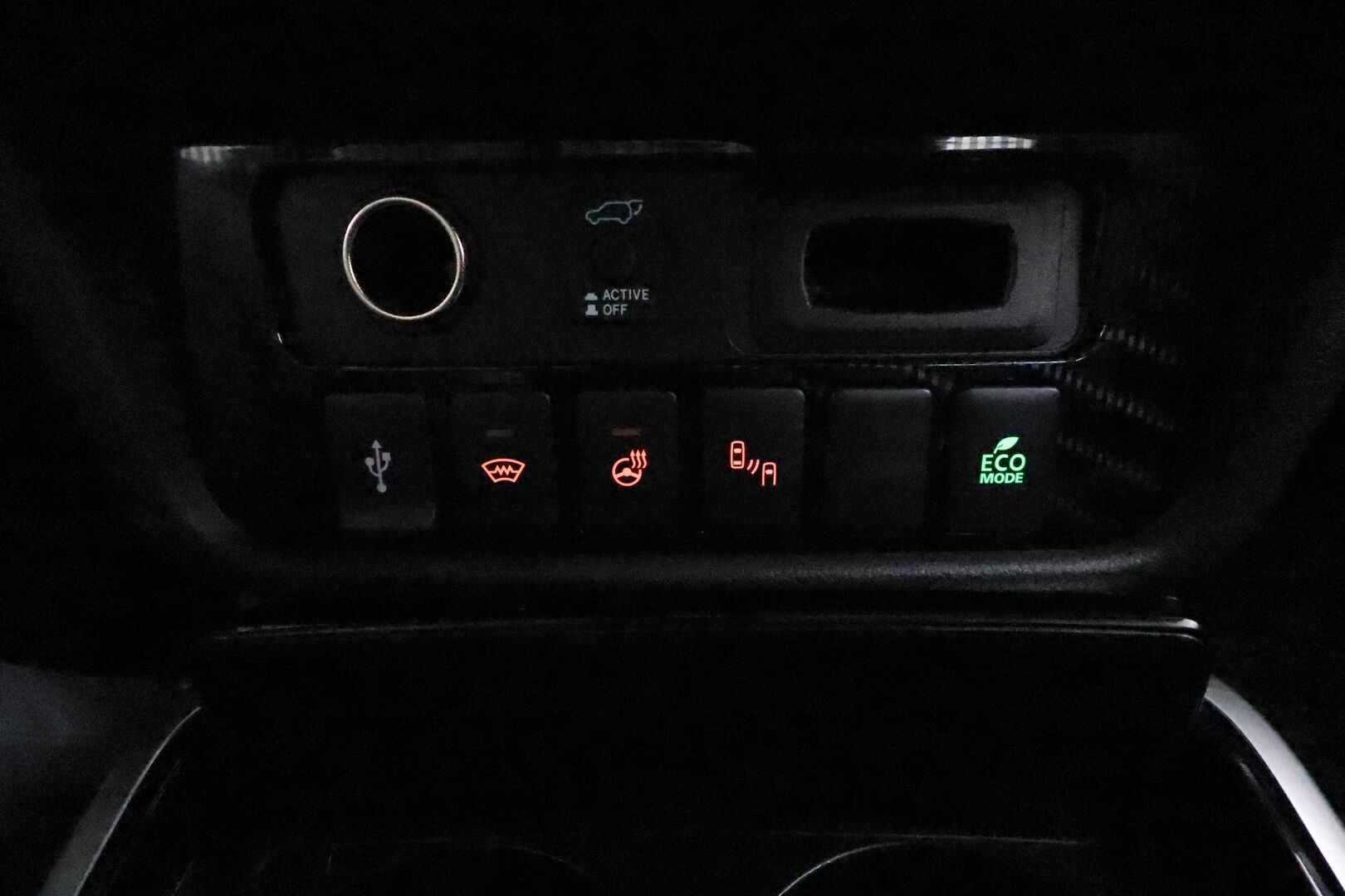 MITSUBISHI OUTLANDER PHEV 2020 S-Edition 4WD 5P **Adapt.vakkari / P.kamera / Kattoluukku / Sähköpenkki / Timanttinahat / LED / Navi** - Kahdet renkaat aluvanteilla / Ratin lämmitin / Tuulilasin lämmitin / KeylessGo