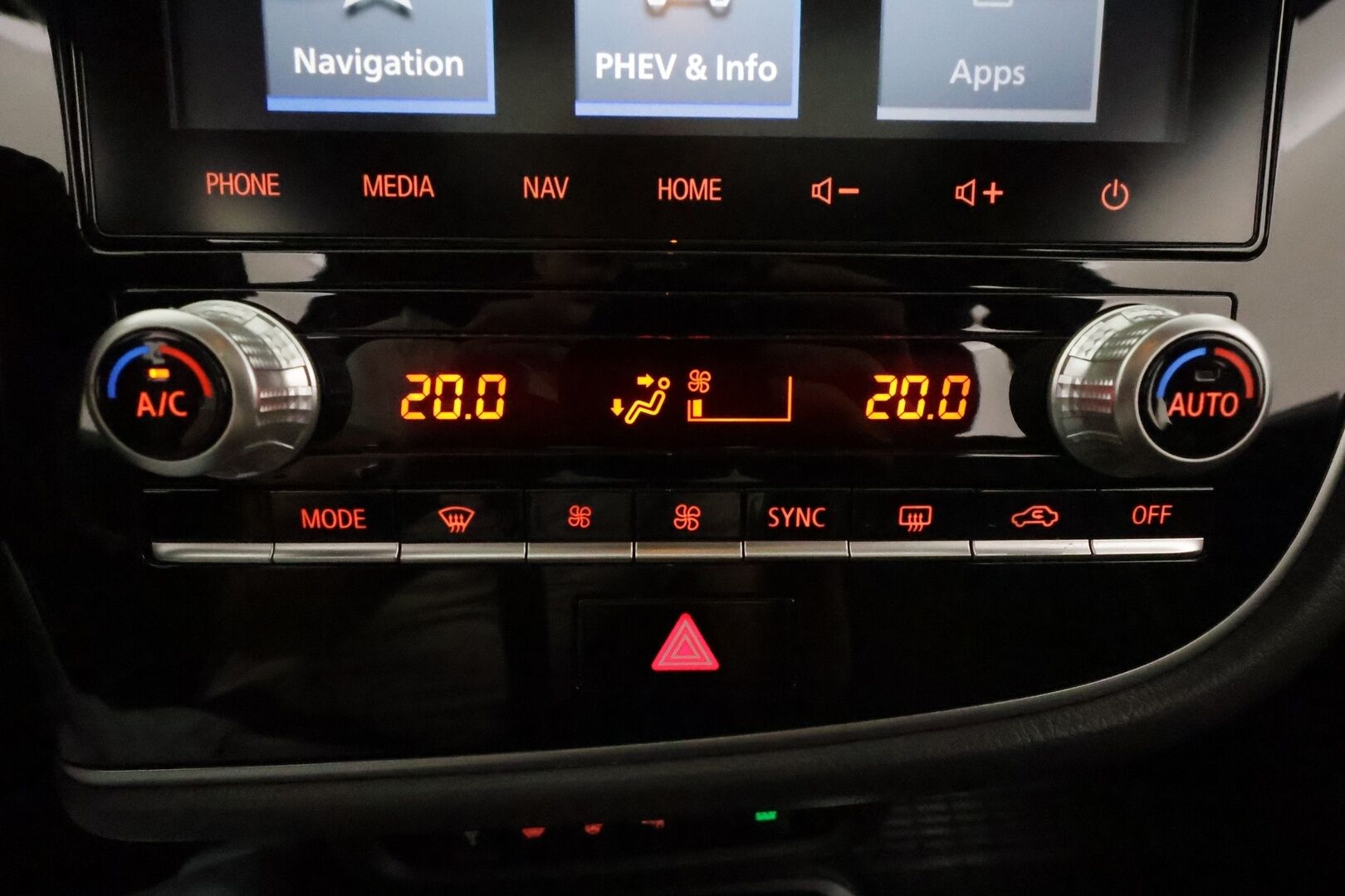MITSUBISHI OUTLANDER PHEV 2020 S-Edition 4WD 5P **Adapt.vakkari / P.kamera / Kattoluukku / Sähköpenkki / Timanttinahat / LED / Navi** - Kahdet renkaat aluvanteilla / Ratin lämmitin / Tuulilasin lämmitin / KeylessGo