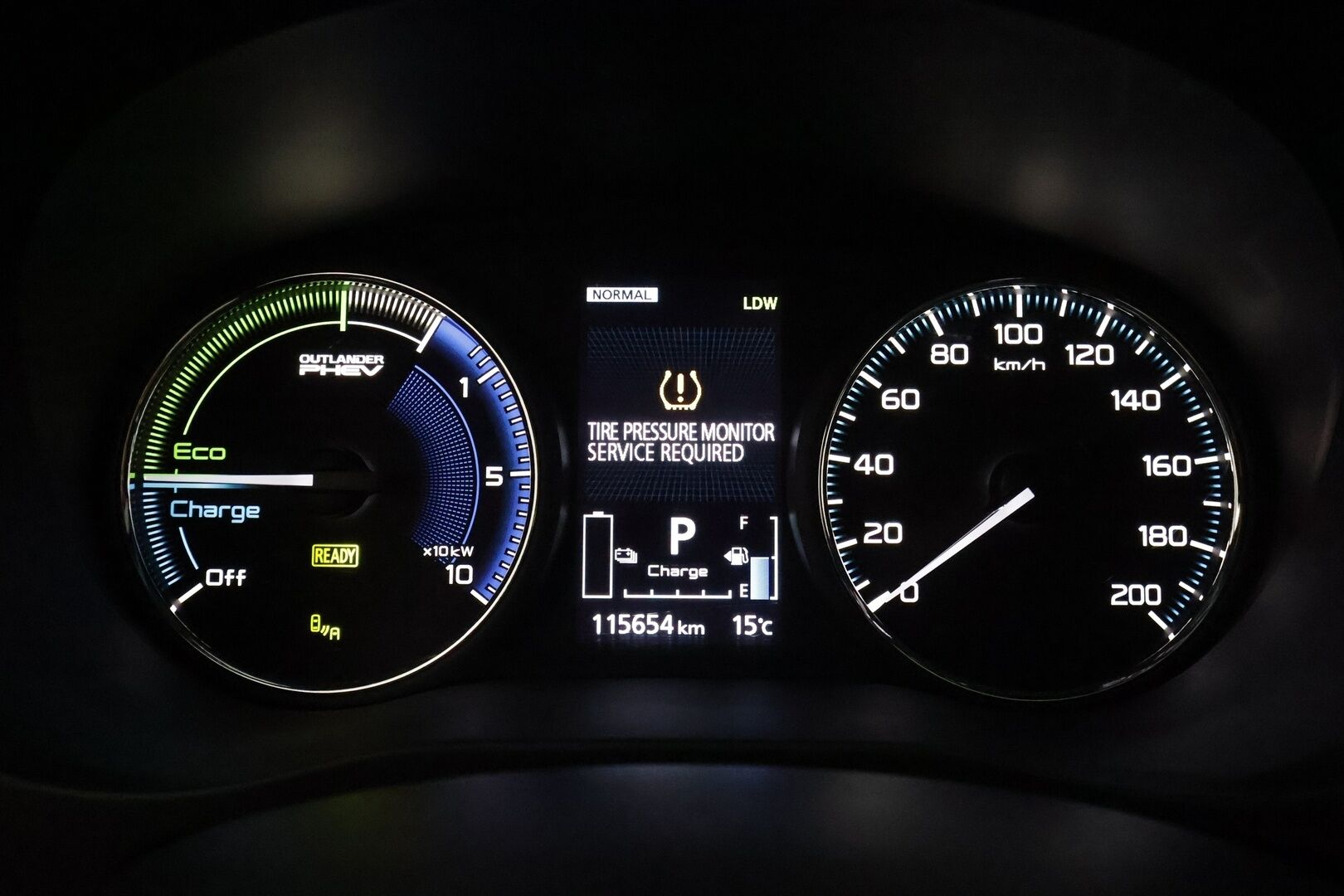 MITSUBISHI OUTLANDER PHEV 2020 S-Edition 4WD 5P **Adapt.vakkari / P.kamera / Kattoluukku / Sähköpenkki / Timanttinahat / LED / Navi** - Kahdet renkaat aluvanteilla / Ratin lämmitin / Tuulilasin lämmitin / KeylessGo