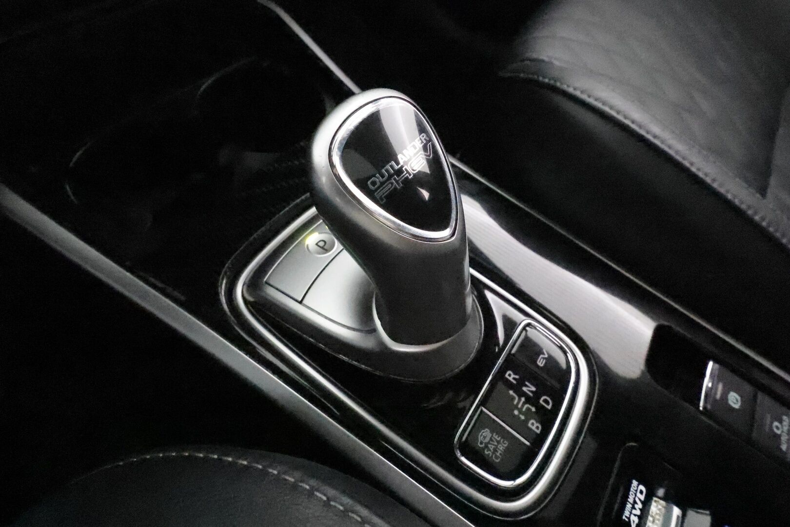 MITSUBISHI OUTLANDER PHEV 2020 S-Edition 4WD 5P **Adapt.vakkari / P.kamera / Kattoluukku / Sähköpenkki / Timanttinahat / LED / Navi** - Kahdet renkaat aluvanteilla / Ratin lämmitin / Tuulilasin lämmitin / KeylessGo