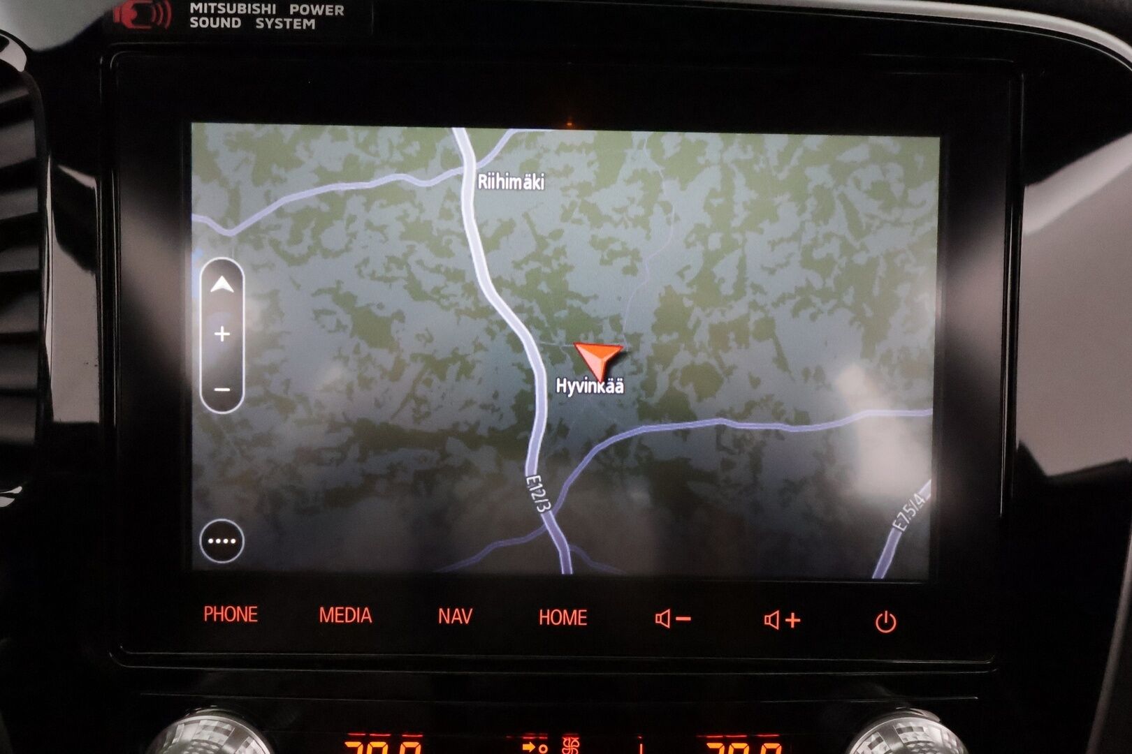 MITSUBISHI OUTLANDER PHEV 2020 S-Edition 4WD 5P **Adapt.vakkari / P.kamera / Kattoluukku / Sähköpenkki / Timanttinahat / LED / Navi** - Kahdet renkaat aluvanteilla / Ratin lämmitin / Tuulilasin lämmitin / KeylessGo
