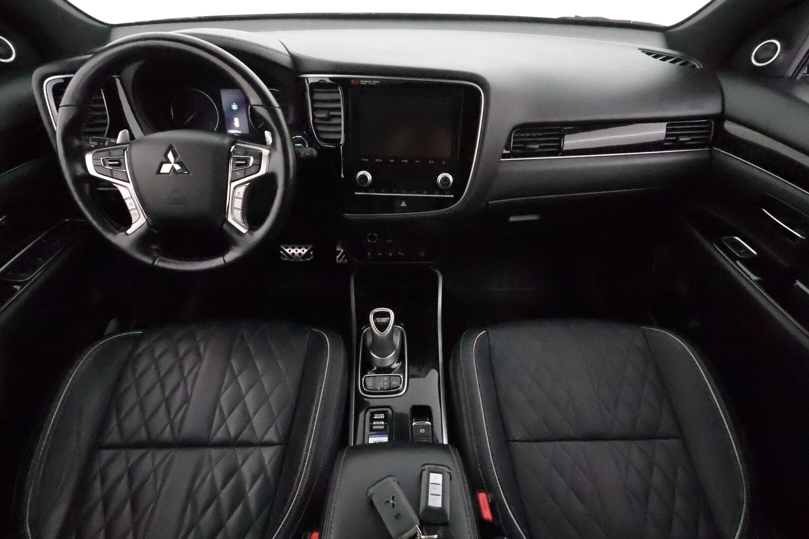 MITSUBISHI OUTLANDER PHEV 2020 S-Edition 4WD 5P **Adapt.vakkari / P.kamera / Kattoluukku / Sähköpenkki / Timanttinahat / LED / Navi** - Kahdet renkaat aluvanteilla / Ratin lämmitin / Tuulilasin lämmitin / KeylessGo