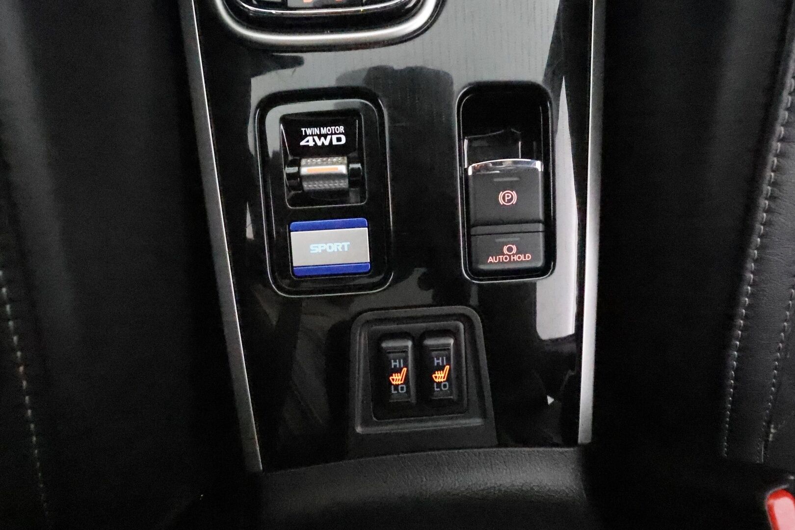 MITSUBISHI OUTLANDER PHEV 2020 S-Edition 4WD 5P **Adapt.vakkari / P.kamera / Kattoluukku / Sähköpenkki / Timanttinahat / LED / Navi** - Kahdet renkaat aluvanteilla / Ratin lämmitin / Tuulilasin lämmitin / KeylessGo