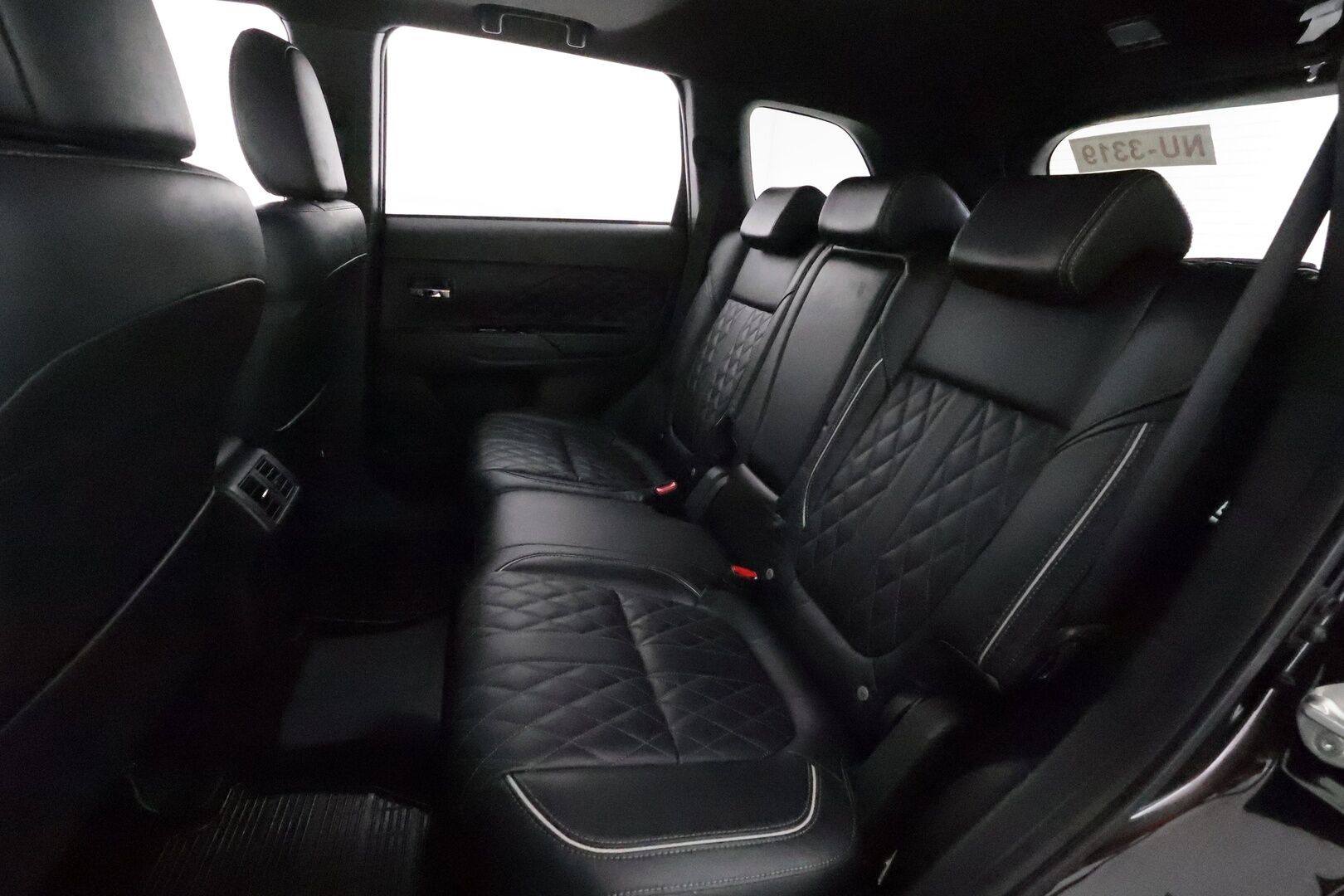 MITSUBISHI OUTLANDER PHEV 2020 S-Edition 4WD 5P **Adapt.vakkari / P.kamera / Kattoluukku / Sähköpenkki / Timanttinahat / LED / Navi** - Kahdet renkaat aluvanteilla / Ratin lämmitin / Tuulilasin lämmitin / KeylessGo