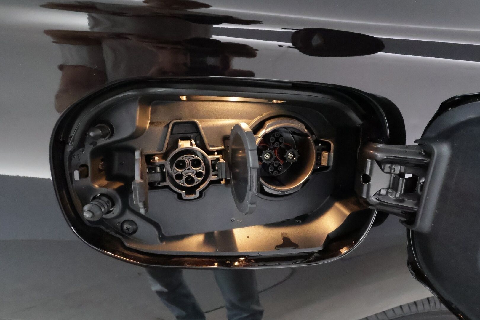 MITSUBISHI OUTLANDER PHEV 2020 S-Edition 4WD 5P **Adapt.vakkari / P.kamera / Kattoluukku / Sähköpenkki / Timanttinahat / LED / Navi** - Kahdet renkaat aluvanteilla / Ratin lämmitin / Tuulilasin lämmitin / KeylessGo
