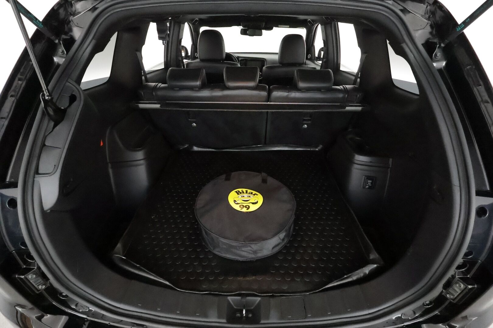 MITSUBISHI OUTLANDER PHEV 2020 S-Edition 4WD 5P **Adapt.vakkari / P.kamera / Kattoluukku / Sähköpenkki / Timanttinahat / LED / Navi** - Kahdet renkaat aluvanteilla / Ratin lämmitin / Tuulilasin lämmitin / KeylessGo