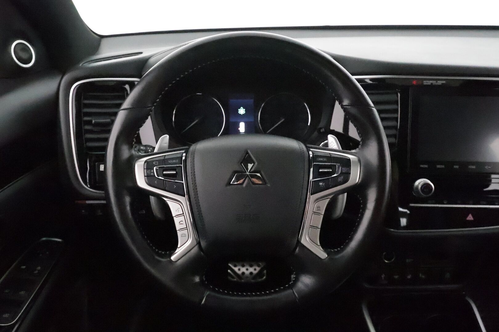MITSUBISHI OUTLANDER PHEV 2020 S-Edition 4WD 5P **Adapt.vakkari / P.kamera / Kattoluukku / Sähköpenkki / Timanttinahat / LED / Navi** - Kahdet renkaat aluvanteilla / Ratin lämmitin / Tuulilasin lämmitin / KeylessGo