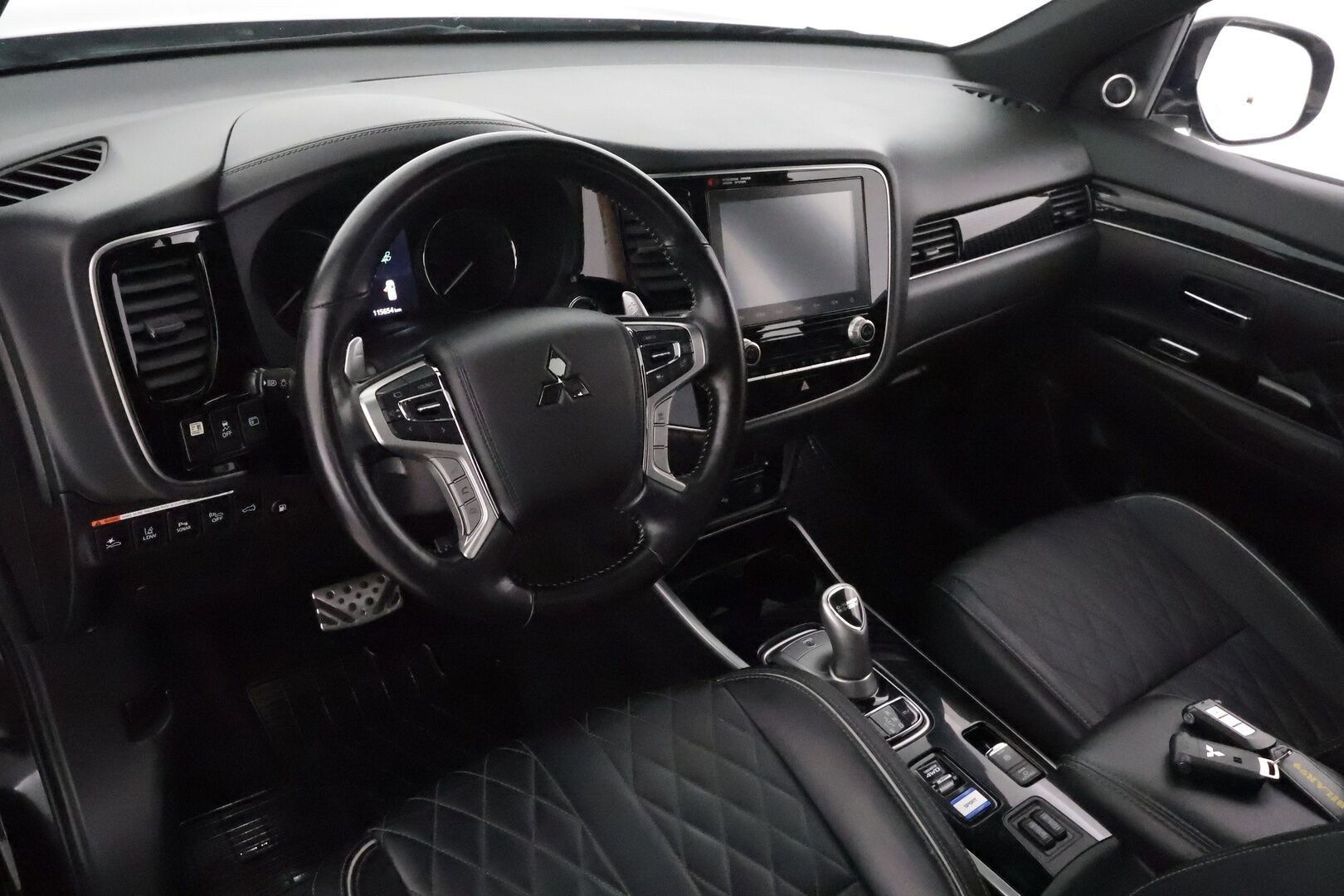 MITSUBISHI OUTLANDER PHEV 2020 S-Edition 4WD 5P **Adapt.vakkari / P.kamera / Kattoluukku / Sähköpenkki / Timanttinahat / LED / Navi** - Kahdet renkaat aluvanteilla / Ratin lämmitin / Tuulilasin lämmitin / KeylessGo