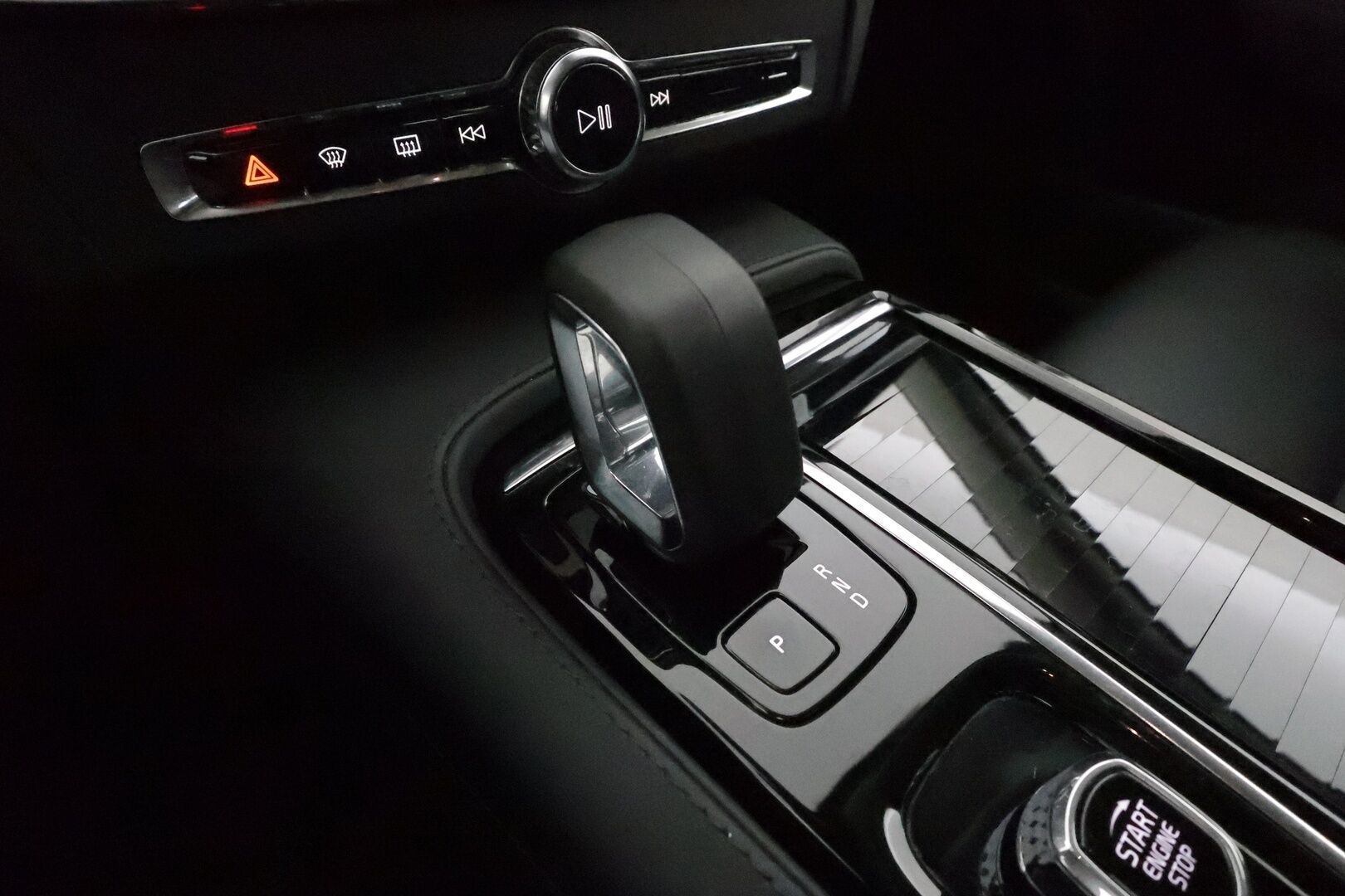 Volvo V90 2024 T6 Long Range AWD Core **Adapt.vakkari / BLIS / Koukku / P.kamera / Full LED / Facelift** - 3,99 % KORKOTARJOUS TÄHÄN AUTOON 31.8. ASTI! - Merkkihuollettu / Penkinlämmittimet takana / Ratinlämmitin / Navi / Mustat nahat 