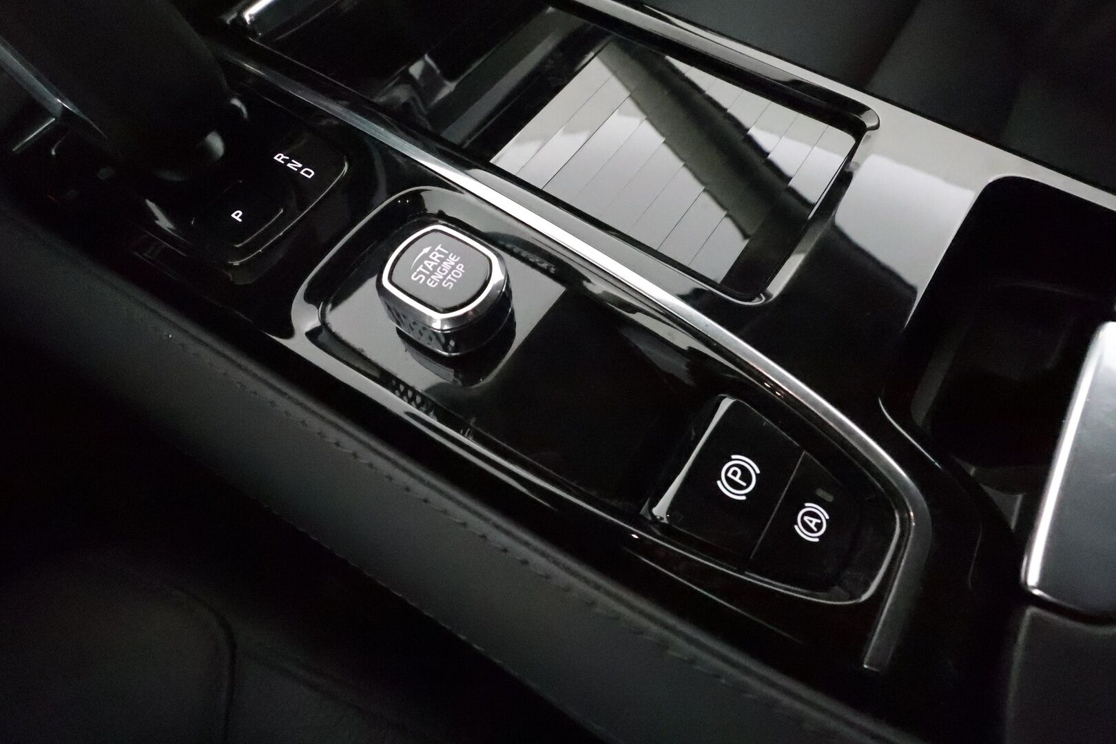 Volvo V90 2024 T6 Long Range AWD Core **Adapt.vakkari / BLIS / Koukku / P.kamera / Full LED / Facelift** - 3,99 % KORKOTARJOUS TÄHÄN AUTOON 31.8. ASTI! - Merkkihuollettu / Penkinlämmittimet takana / Ratinlämmitin / Navi / Mustat nahat 