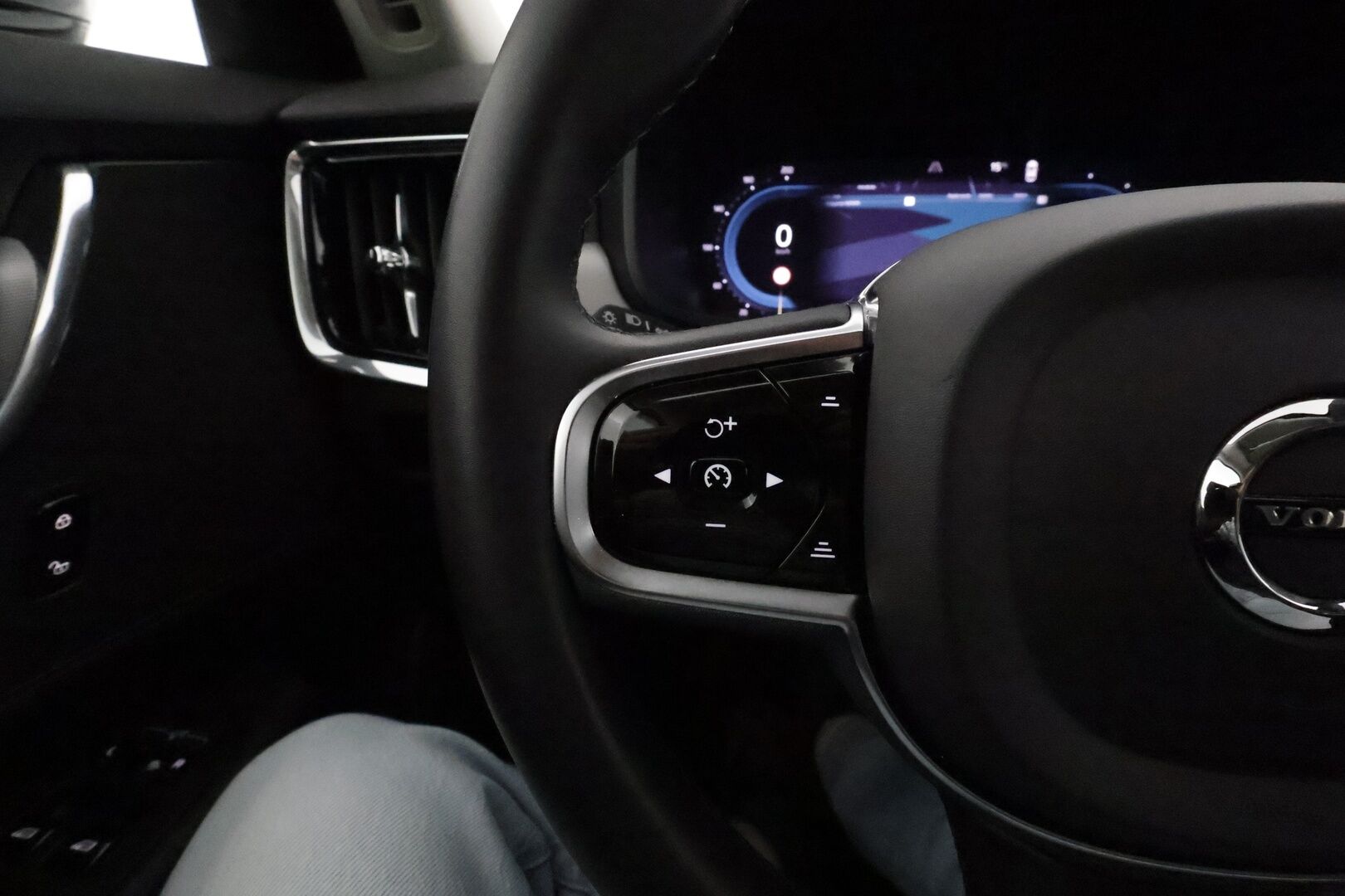 Volvo V90 2024 T6 Long Range AWD Core **Adapt.vakkari / BLIS / Koukku / P.kamera / Full LED / Facelift** - 3,99 % KORKOTARJOUS TÄHÄN AUTOON 31.8. ASTI! - Merkkihuollettu / Penkinlämmittimet takana / Ratinlämmitin / Navi / Mustat nahat 